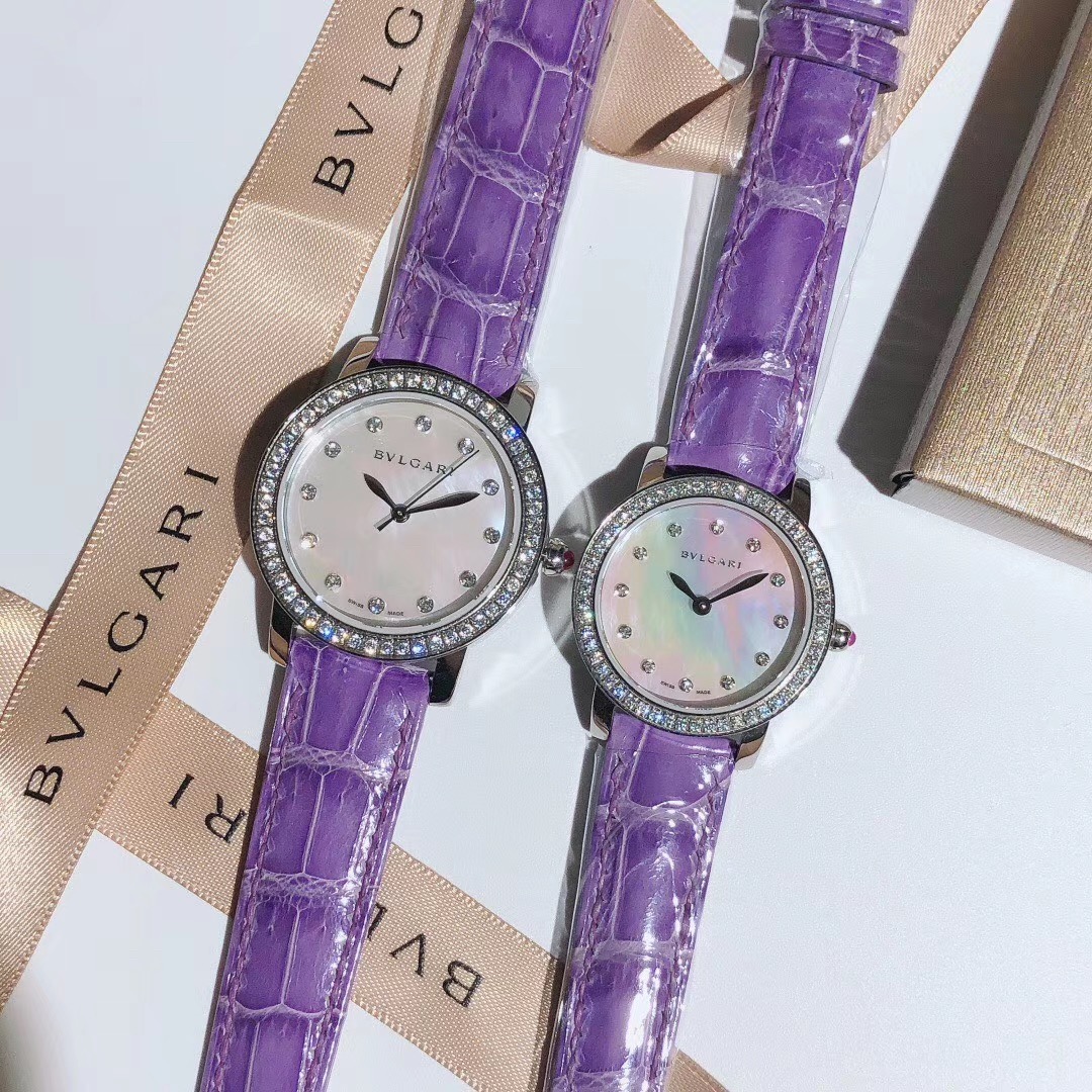 Bvlgari 宝格丽 BVLGARI∙BVLGARI系列 奢华品质 尽显独一无二的魅力 采用高光车蜡线竹节纹鳄鱼皮 由全手工镶钻打造而成（原装细节1：1还原打造 宝格丽标志红宝石把头 表带 刻字 品质感爆表 表盘由于是天然贝壳面 独一无二 每一只都有轻微纹路不同 属于正常现象 不会影响质量和效果）星空表盘更是神秘唯美
