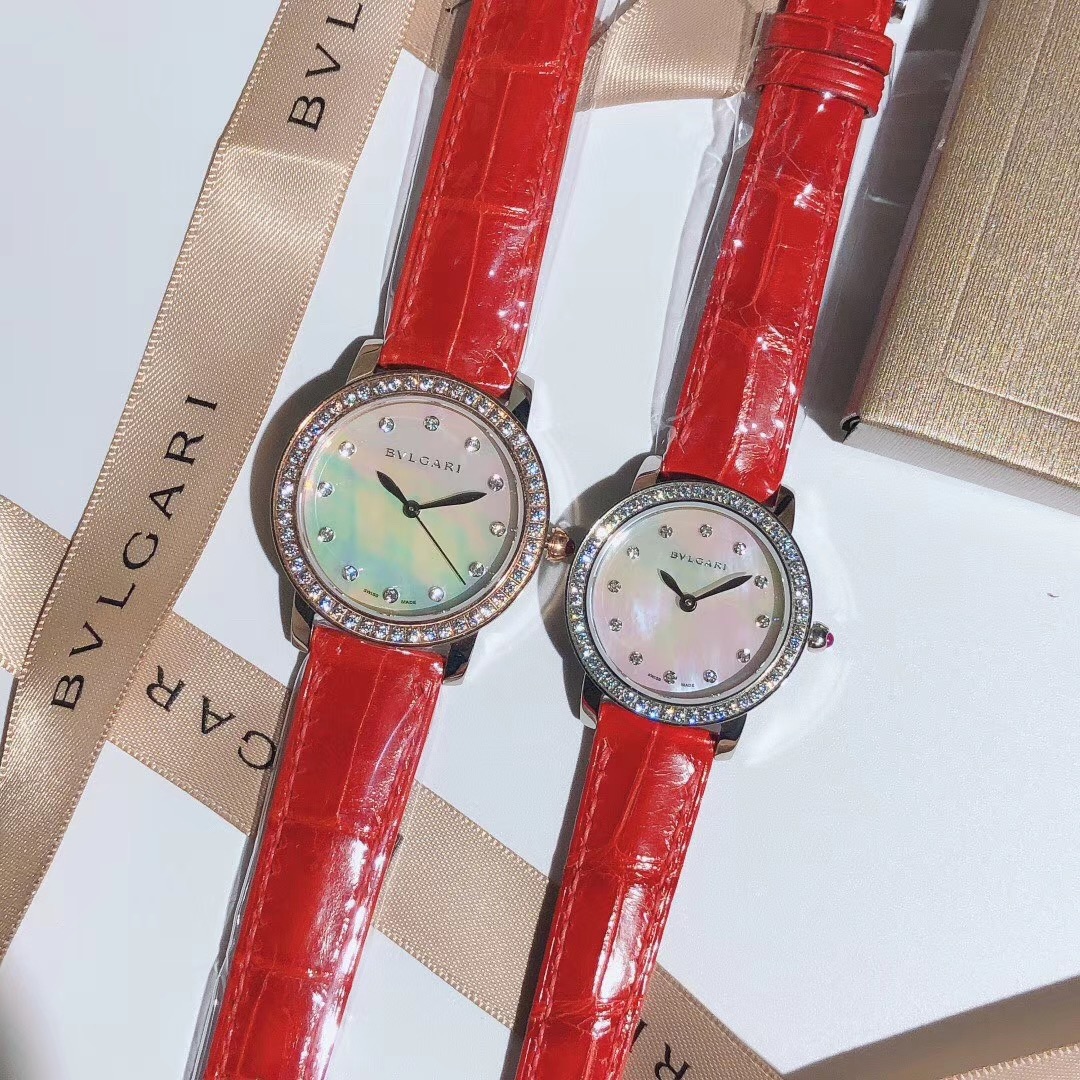 Bvlgari 宝格丽 BVLGARI∙BVLGARI系列 奢华品质 尽显独一无二的魅力 采用高光车蜡线竹节纹鳄鱼皮 由全手工镶钻打造而成（原装细节1：1还原打造 宝格丽标志红宝石把头 表带 刻字 品质感爆表 表盘由于是天然贝壳面 独一无二 每一只都有轻微纹路不同 属于正常现象 不会影响质量和效果）星空表盘更是神秘唯美