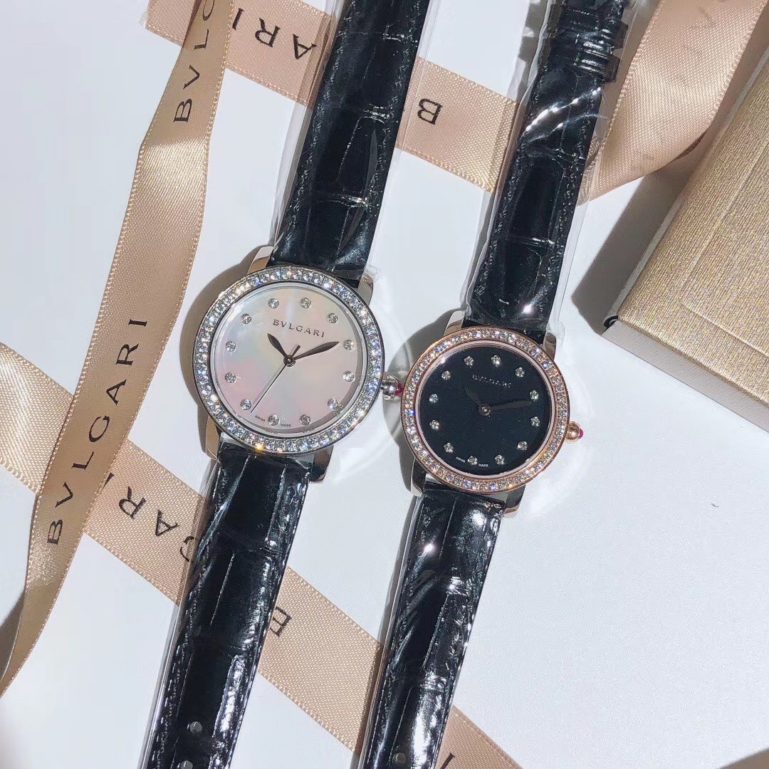 Bvlgari 宝格丽 BVLGARI∙BVLGARI系列 奢华品质 尽显独一无二的魅力 采用高光车蜡线竹节纹鳄鱼皮 由全手工镶钻打造而成（原装细节1：1还原打造 宝格丽标志红宝石把头 表带 刻字 品质感爆表 表盘由于是天然贝壳面 独一无二 每一只都有轻微纹路不同 属于正常现象 不会影响质量和效果）星空表盘更是神秘唯美