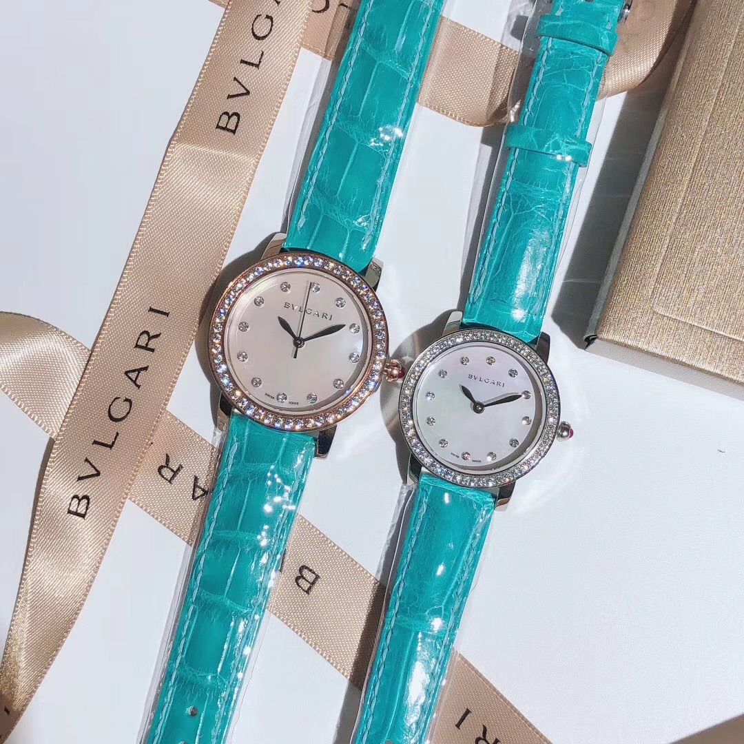 Bvlgari 宝格丽 BVLGARI∙BVLGARI系列 奢华品质 尽显独一无二的魅力 采用高光车蜡线竹节纹鳄鱼皮 由全手工镶钻打造而成（原装细节1：1还原打造 宝格丽标志红宝石把头 表带 刻字 品质感爆表 表盘由于是天然贝壳面 独一无二 每一只都有轻微纹路不同 属于正常现象 不会影响质量和效果）星空表盘更是神秘唯美