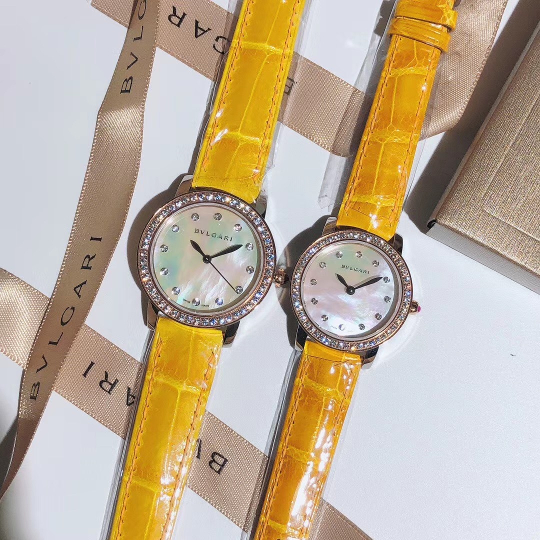 Bvlgari 宝格丽 BVLGARI∙BVLGARI系列 奢华品质 尽显独一无二的魅力 采用高光车蜡线竹节纹鳄鱼皮 由全手工镶钻打造而成（原装细节1：1还原打造 宝格丽标志红宝石把头 表带 刻字 品质感爆表 表盘由于是天然贝壳面 独一无二 每一只都有轻微纹路不同 属于正常现象 不会影响质量和效果）星空表盘更是神秘唯美