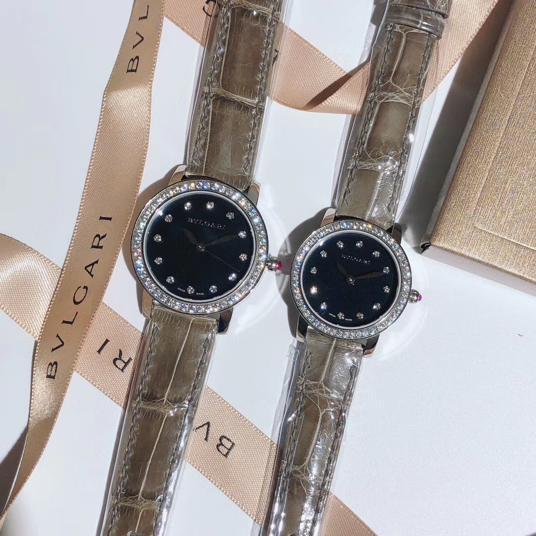 Bvlgari 宝格丽 BVLGARI∙BVLGARI系列 奢华品质 尽显独一无二的魅力 采用高光车蜡线竹节纹鳄鱼皮 由全手工镶钻打造而成（原装细节1：1还原打造 宝格丽标志红宝石把头 表带 刻字 品质感爆表 表盘由于是天然贝壳面 独一无二 每一只都有轻微纹路不同 属于正常现象 不会影响质量和效果）星空表盘更是神秘唯美