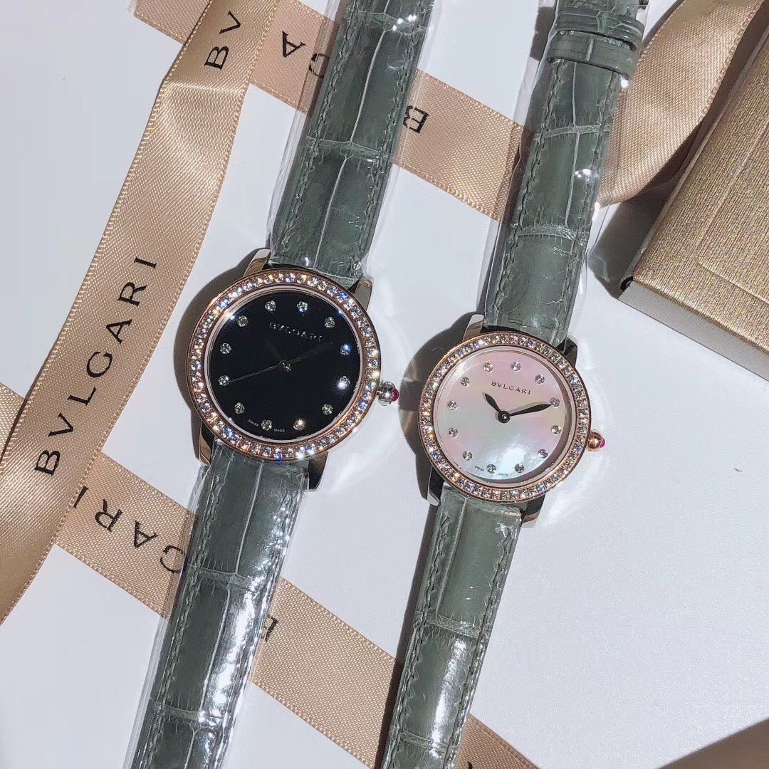 Bvlgari 宝格丽 BVLGARI∙BVLGARI系列 奢华品质 尽显独一无二的魅力 采用高光车蜡线竹节纹鳄鱼皮 由全手工镶钻打造而成（原装细节1：1还原打造 宝格丽标志红宝石把头 表带 刻字 品质感爆表 表盘由于是天然贝壳面 独一无二 每一只都有轻微纹路不同 属于正常现象 不会影响质量和效果）星空表盘更是神秘唯美