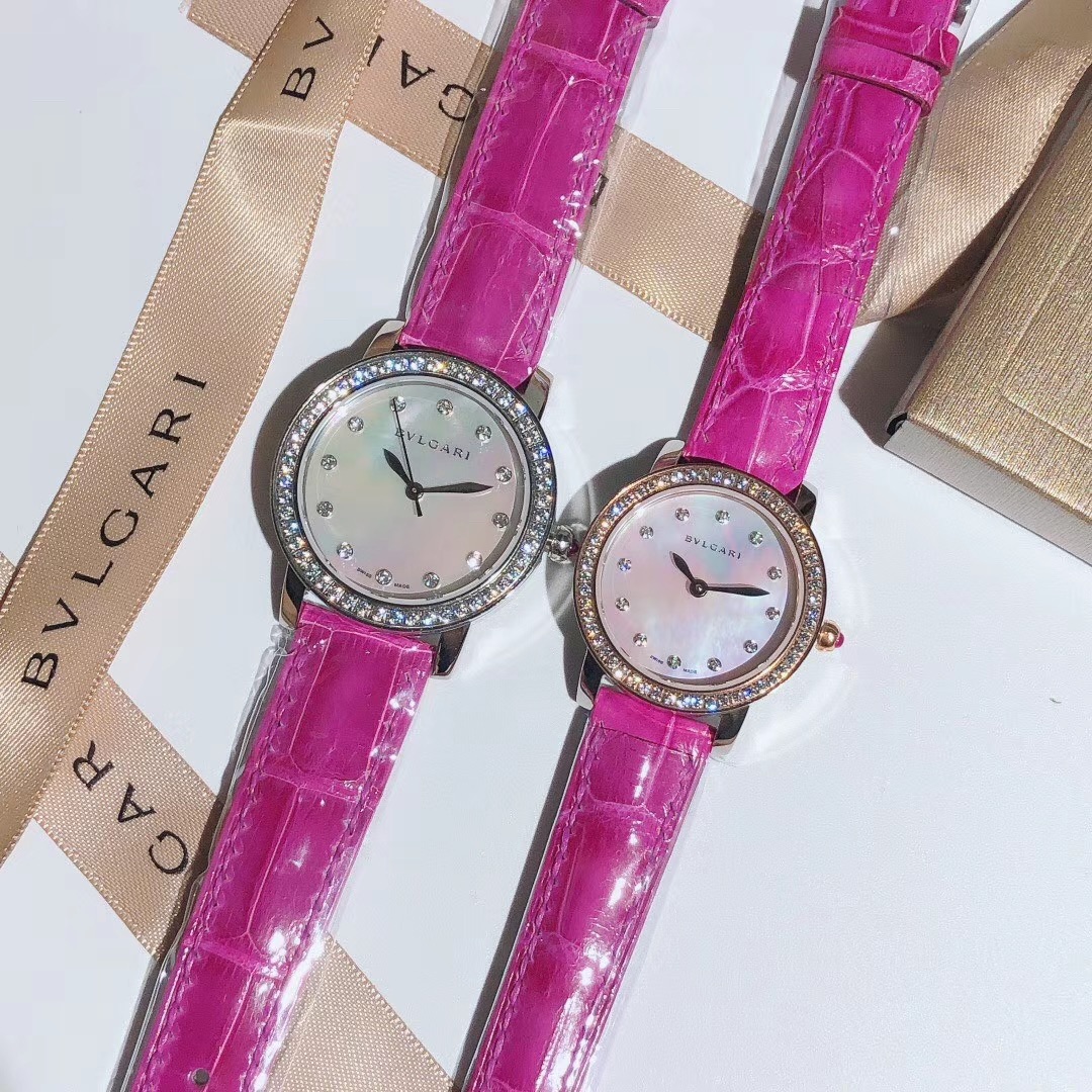 Bvlgari 宝格丽 BVLGARI∙BVLGARI系列 奢华品质 尽显独一无二的魅力 采用高光车蜡线竹节纹鳄鱼皮 由全手工镶钻打造而成（原装细节1：1还原打造 宝格丽标志红宝石把头 表带 刻字 品质感爆表 表盘由于是天然贝壳面 独一无二 每一只都有轻微纹路不同 属于正常现象 不会影响质量和效果）星空表盘更是神秘唯美