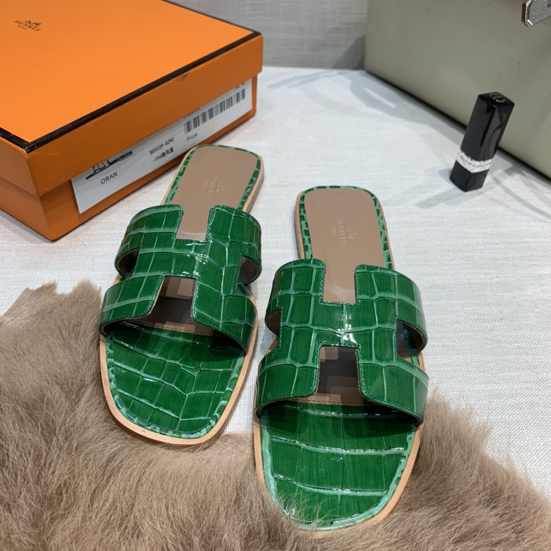 💰320 平底高跟都有☑ H拖2021新色来啦💕
全新改版（Hermès） 包装升级 版型做工材料升级
Hermes®🔴市场最高版本纯手工鞋✨✨          
顶级产品爱马仕拖鞋🐎          
——————————
2021早春新款原版购入， 师傅级纯手工打造 ！❥高端定制，行业最高版本 ❥鞋面：头层牛皮+订制级澳洲羊皮垫脚+真皮大底（追求顶级行走舒适度）🚦注意包装➰顶级专属盒 全套配齐（手提袋 布袋/2 丝巾 卡片等...）
原版品质 size：35-40（34.41.42定做不退换）