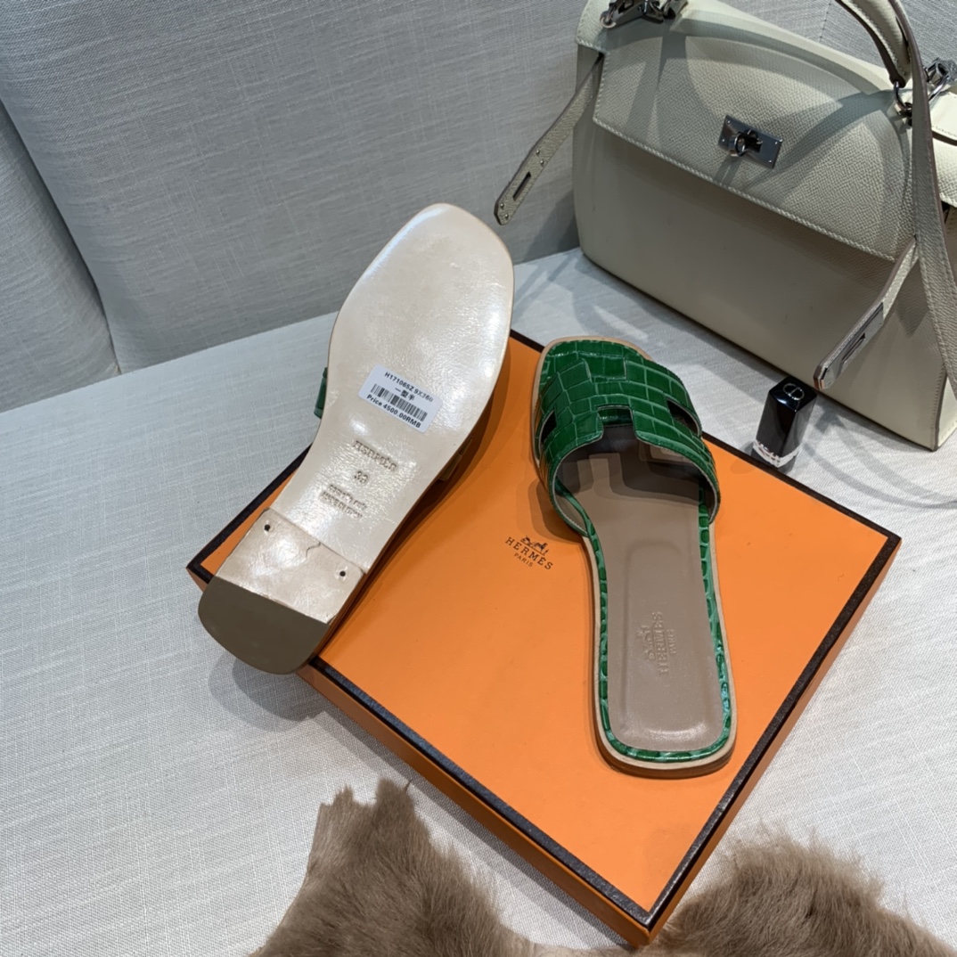 💰320 平底高跟都有☑ H拖2021新色来啦💕
全新改版（Hermès） 包装升级 版型做工材料升级
Hermes®🔴市场最高版本纯手工鞋✨✨          
顶级产品爱马仕拖鞋🐎          
——————————
2021早春新款原版购入， 师傅级纯手工打造 ！❥高端定制，行业最高版本 ❥鞋面：头层牛皮+订制级澳洲羊皮垫脚+真皮大底（追求顶级行走舒适度）🚦注意包装➰顶级专属盒 全套配齐（手提袋 布袋/2 丝巾 卡片等...）
原版品质 size：35-40（34.41.42定做不退换）