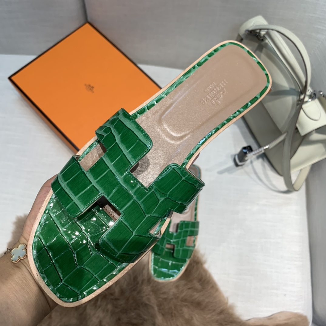 💰320 平底高跟都有☑ H拖2021新色来啦💕
全新改版（Hermès） 包装升级 版型做工材料升级
Hermes®🔴市场最高版本纯手工鞋✨✨          
顶级产品爱马仕拖鞋🐎          
——————————
2021早春新款原版购入， 师傅级纯手工打造 ！❥高端定制，行业最高版本 ❥鞋面：头层牛皮+订制级澳洲羊皮垫脚+真皮大底（追求顶级行走舒适度）🚦注意包装➰顶级专属盒 全套配齐（手提袋 布袋/2 丝巾 卡片等...）
原版品质 size：35-40（34.41.42定做不退换）