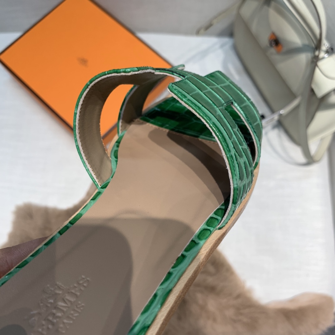 💰320 平底高跟都有☑ H拖2021新色来啦💕
全新改版（Hermès） 包装升级 版型做工材料升级
Hermes®🔴市场最高版本纯手工鞋✨✨          
顶级产品爱马仕拖鞋🐎          
——————————
2021早春新款原版购入， 师傅级纯手工打造 ！❥高端定制，行业最高版本 ❥鞋面：头层牛皮+订制级澳洲羊皮垫脚+真皮大底（追求顶级行走舒适度）🚦注意包装➰顶级专属盒 全套配齐（手提袋 布袋/2 丝巾 卡片等...）
原版品质 size：35-40（34.41.42定做不退换）