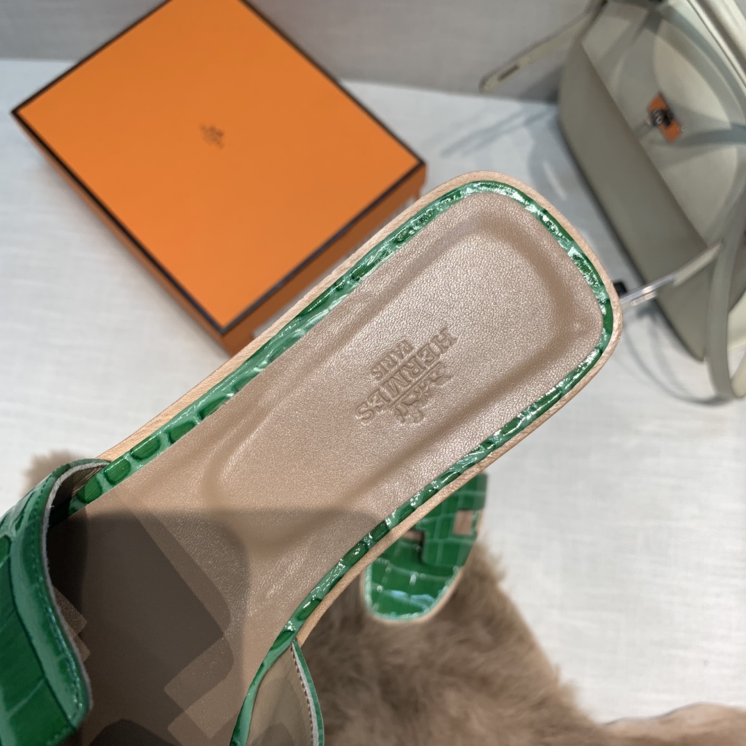💰320 平底高跟都有☑ H拖2021新色来啦💕
全新改版（Hermès） 包装升级 版型做工材料升级
Hermes®🔴市场最高版本纯手工鞋✨✨          
顶级产品爱马仕拖鞋🐎          
——————————
2021早春新款原版购入， 师傅级纯手工打造 ！❥高端定制，行业最高版本 ❥鞋面：头层牛皮+订制级澳洲羊皮垫脚+真皮大底（追求顶级行走舒适度）🚦注意包装➰顶级专属盒 全套配齐（手提袋 布袋/2 丝巾 卡片等...）
原版品质 size：35-40（34.41.42定做不退换）