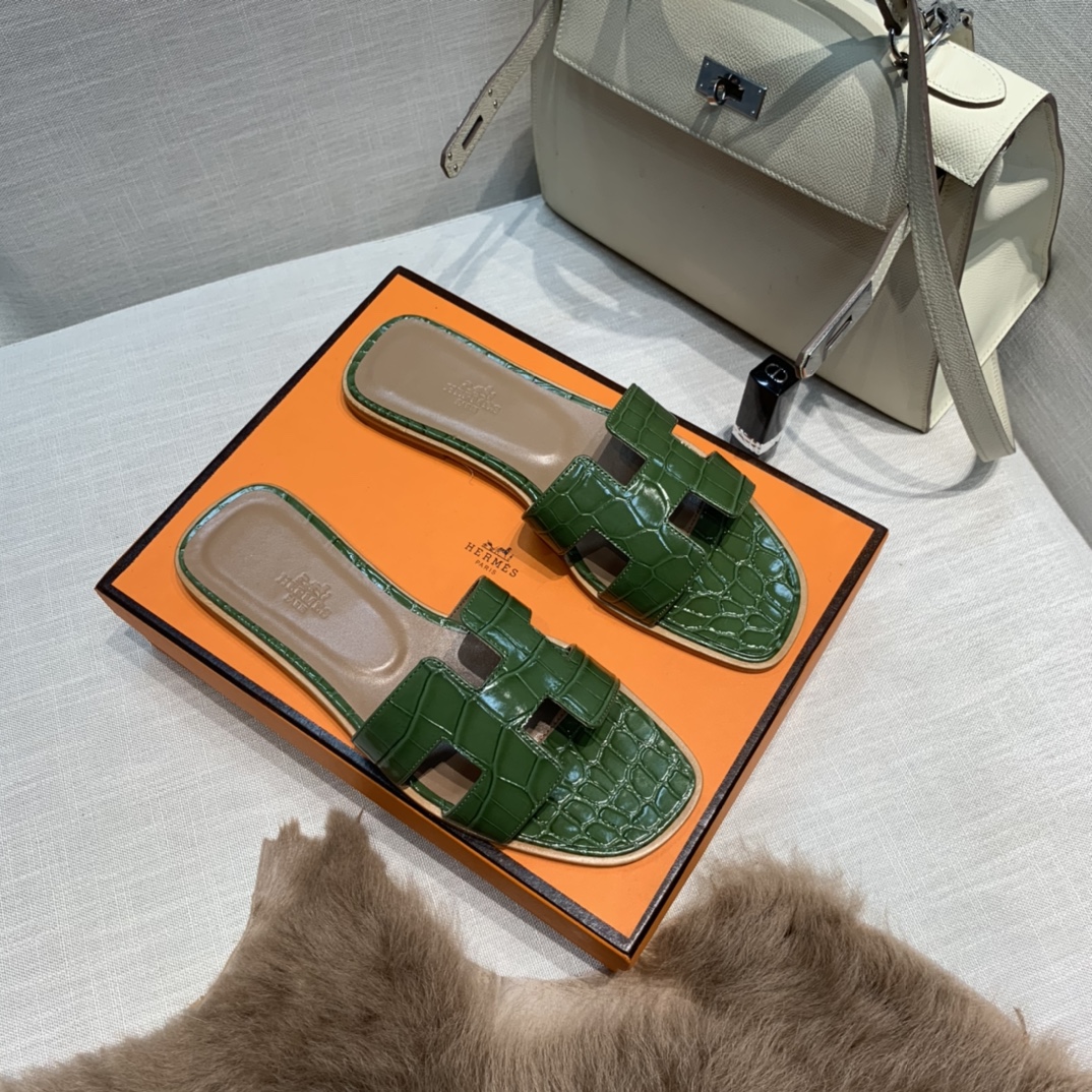 💰320 平底高跟都有☑ H拖2021新色来啦💕
全新改版（Hermès） 包装升级 版型做工材料升级
Hermes®🔴市场最高版本纯手工鞋✨✨          
顶级产品爱马仕拖鞋🐎          
——————————
2021早春新款原版购入， 师傅级纯手工打造 ！❥高端定制，行业最高版本 ❥鞋面：头层牛皮+订制级澳洲羊皮垫脚+真皮大底（追求顶级行走舒适度）🚦注意包装➰顶级专属盒 全套配齐（手提袋 布袋/2 丝巾 卡片等...）
原版品质 size：35-40（34.41.42定做不退换）