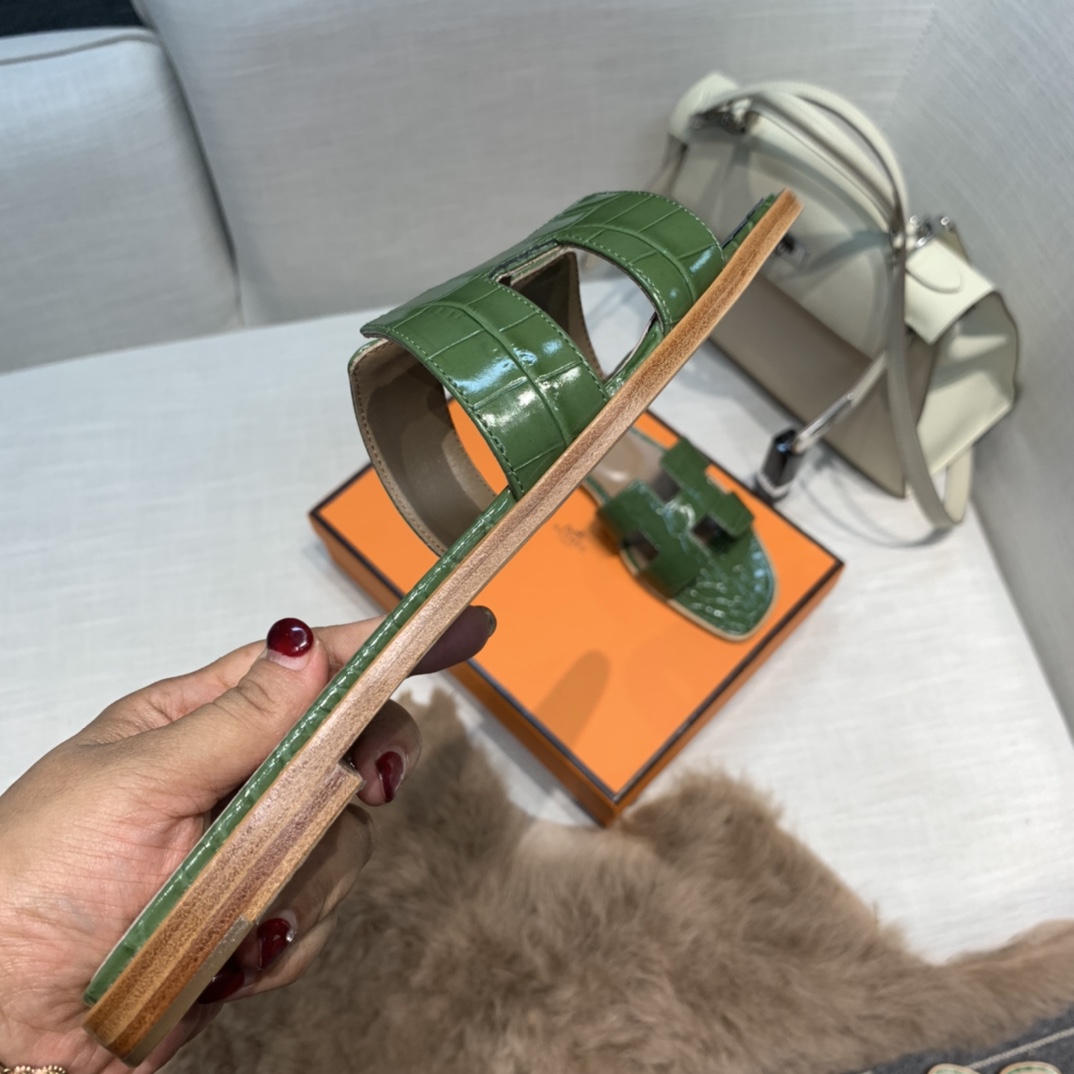 💰320 平底高跟都有☑ H拖2021新色来啦💕
全新改版（Hermès） 包装升级 版型做工材料升级
Hermes®🔴市场最高版本纯手工鞋✨✨          
顶级产品爱马仕拖鞋🐎          
——————————
2021早春新款原版购入， 师傅级纯手工打造 ！❥高端定制，行业最高版本 ❥鞋面：头层牛皮+订制级澳洲羊皮垫脚+真皮大底（追求顶级行走舒适度）🚦注意包装➰顶级专属盒 全套配齐（手提袋 布袋/2 丝巾 卡片等...）
原版品质 size：35-40（34.41.42定做不退换）