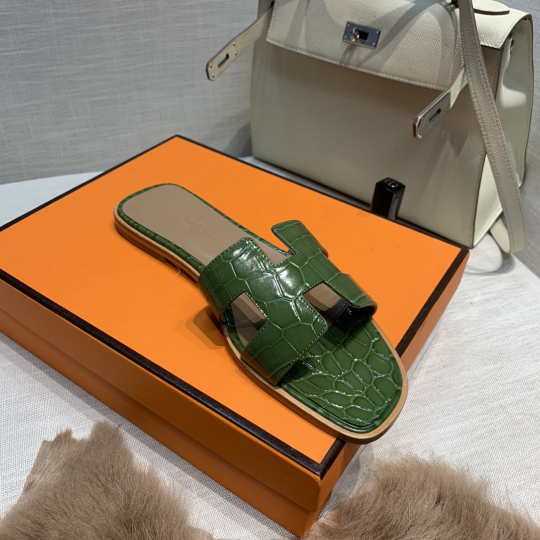 💰320 平底高跟都有☑ H拖2021新色来啦💕
全新改版（Hermès） 包装升级 版型做工材料升级
Hermes®🔴市场最高版本纯手工鞋✨✨          
顶级产品爱马仕拖鞋🐎          
——————————
2021早春新款原版购入， 师傅级纯手工打造 ！❥高端定制，行业最高版本 ❥鞋面：头层牛皮+订制级澳洲羊皮垫脚+真皮大底（追求顶级行走舒适度）🚦注意包装➰顶级专属盒 全套配齐（手提袋 布袋/2 丝巾 卡片等...）
原版品质 size：35-40（34.41.42定做不退换）