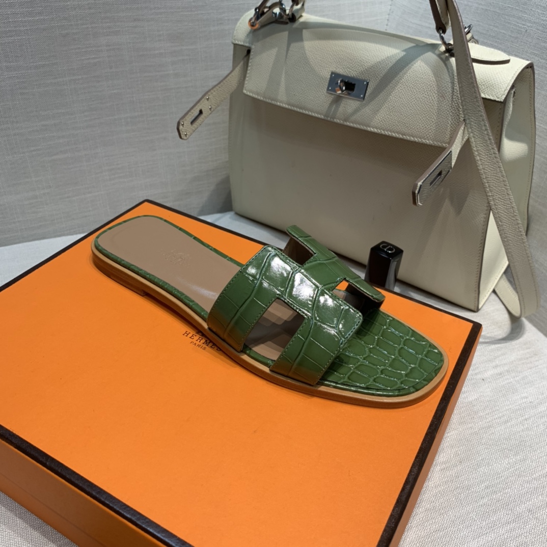 💰320 平底高跟都有☑ H拖2021新色来啦💕
全新改版（Hermès） 包装升级 版型做工材料升级
Hermes®🔴市场最高版本纯手工鞋✨✨          
顶级产品爱马仕拖鞋🐎          
——————————
2021早春新款原版购入， 师傅级纯手工打造 ！❥高端定制，行业最高版本 ❥鞋面：头层牛皮+订制级澳洲羊皮垫脚+真皮大底（追求顶级行走舒适度）🚦注意包装➰顶级专属盒 全套配齐（手提袋 布袋/2 丝巾 卡片等...）
原版品质 size：35-40（34.41.42定做不退换）