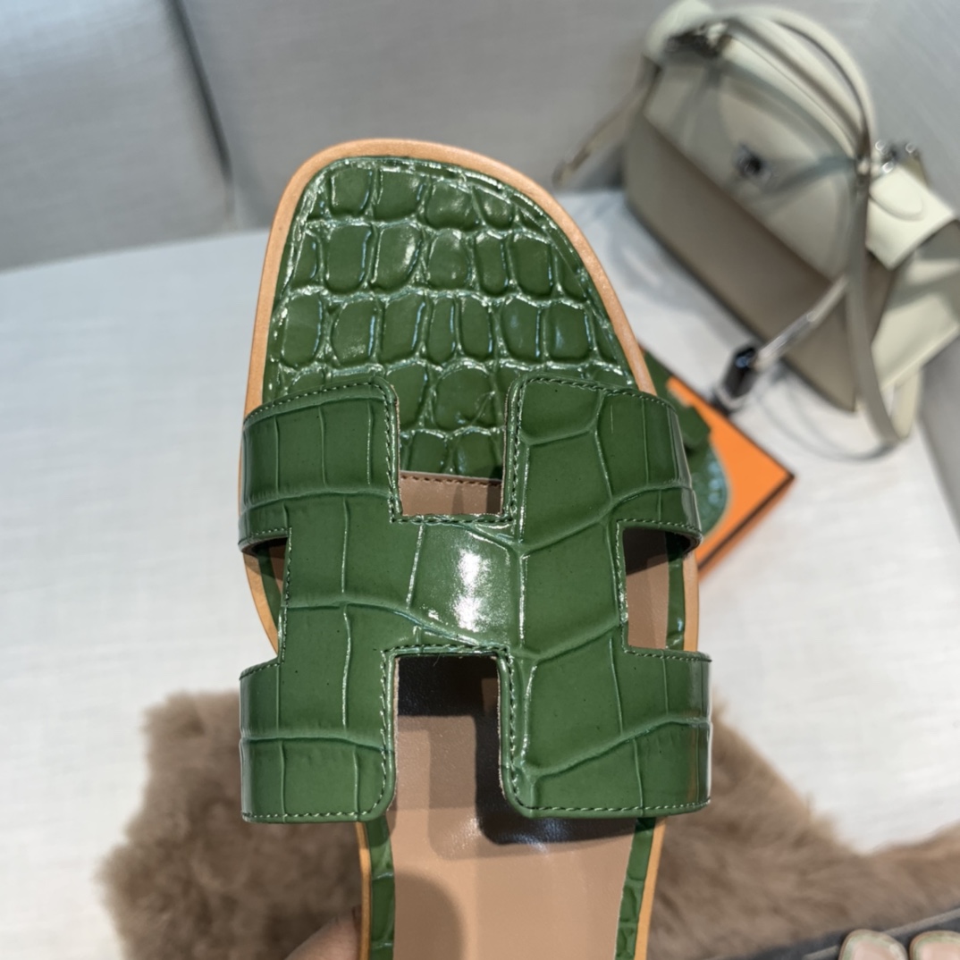 💰320 平底高跟都有☑ H拖2021新色来啦💕
全新改版（Hermès） 包装升级 版型做工材料升级
Hermes®🔴市场最高版本纯手工鞋✨✨          
顶级产品爱马仕拖鞋🐎          
——————————
2021早春新款原版购入， 师傅级纯手工打造 ！❥高端定制，行业最高版本 ❥鞋面：头层牛皮+订制级澳洲羊皮垫脚+真皮大底（追求顶级行走舒适度）🚦注意包装➰顶级专属盒 全套配齐（手提袋 布袋/2 丝巾 卡片等...）
原版品质 size：35-40（34.41.42定做不退换）