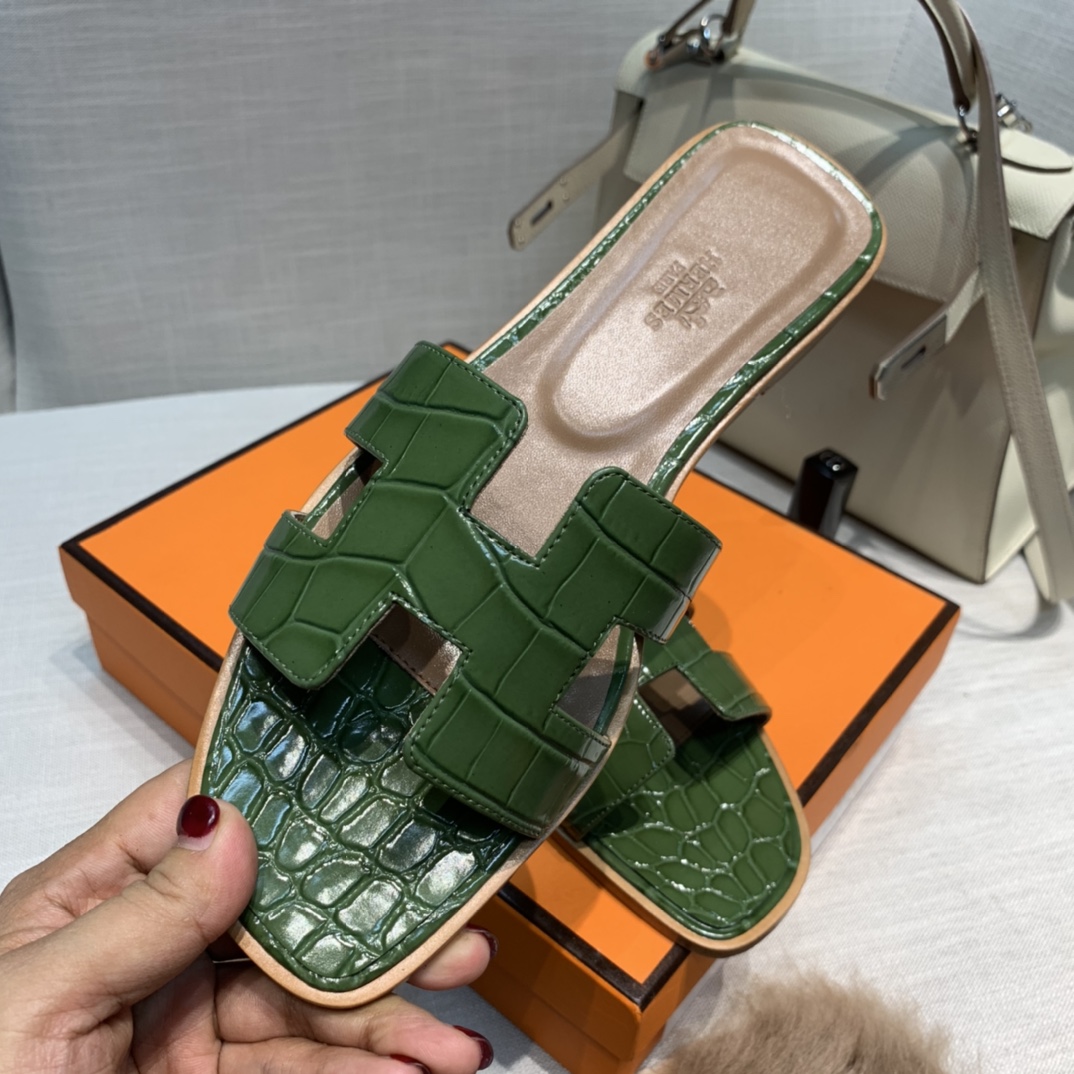 💰320 平底高跟都有☑ H拖2021新色来啦💕
全新改版（Hermès） 包装升级 版型做工材料升级
Hermes®🔴市场最高版本纯手工鞋✨✨          
顶级产品爱马仕拖鞋🐎          
——————————
2021早春新款原版购入， 师傅级纯手工打造 ！❥高端定制，行业最高版本 ❥鞋面：头层牛皮+订制级澳洲羊皮垫脚+真皮大底（追求顶级行走舒适度）🚦注意包装➰顶级专属盒 全套配齐（手提袋 布袋/2 丝巾 卡片等...）
原版品质 size：35-40（34.41.42定做不退换）