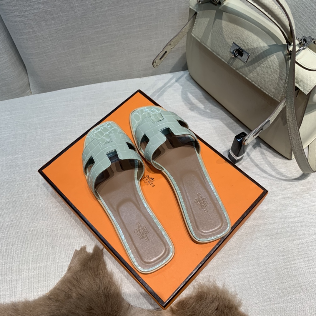 💰290 平底高跟都有☑ H拖2021新色来啦💕
全新改版（Hermès） 包装升级 版型做工材料升级
Hermes®🔴市场最高版本纯手工鞋✨✨          
顶级产品爱马仕拖鞋🐎          
——————————
2021早春新款原版购入， 师傅级纯手工打造 ！❥高端定制，行业最高版本 ❥鞋面：头层牛皮+订制级澳洲羊皮垫脚+真皮大底（追求顶级行走舒适度）🚦注意包装➰顶级专属盒 全套配齐（手提袋 布袋/2 丝巾 卡片等...）
原版品质 size：35-40（34.41.42定做不退换）