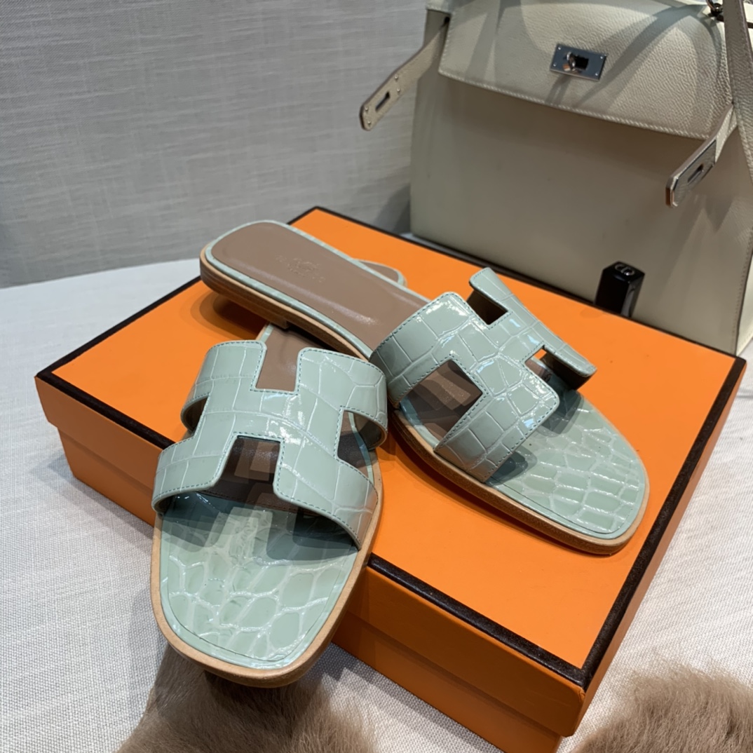 💰290 平底高跟都有☑ H拖2021新色来啦💕
全新改版（Hermès） 包装升级 版型做工材料升级
Hermes®🔴市场最高版本纯手工鞋✨✨          
顶级产品爱马仕拖鞋🐎          
——————————
2021早春新款原版购入， 师傅级纯手工打造 ！❥高端定制，行业最高版本 ❥鞋面：头层牛皮+订制级澳洲羊皮垫脚+真皮大底（追求顶级行走舒适度）🚦注意包装➰顶级专属盒 全套配齐（手提袋 布袋/2 丝巾 卡片等...）
原版品质 size：35-40（34.41.42定做不退换）