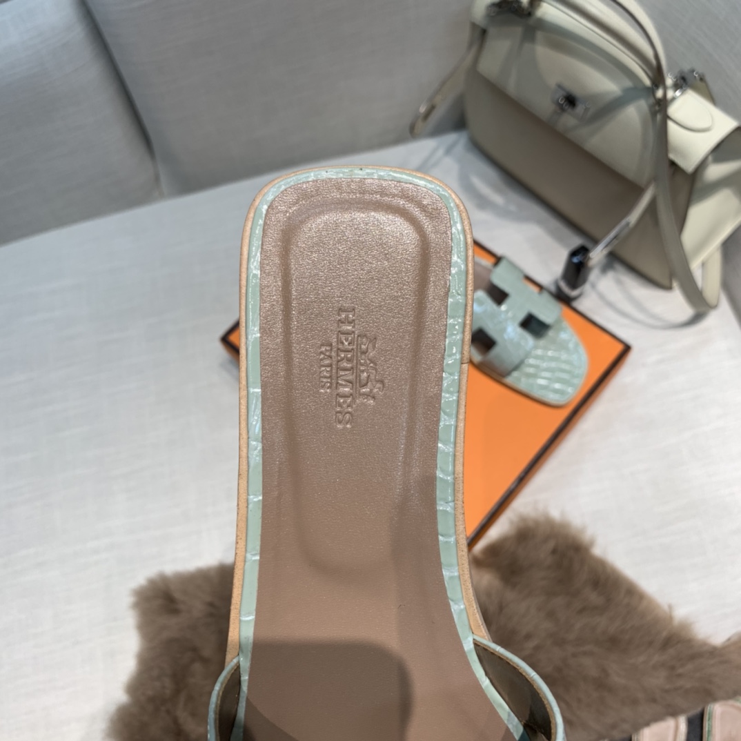 💰290 平底高跟都有☑ H拖2021新色来啦💕
全新改版（Hermès） 包装升级 版型做工材料升级
Hermes®🔴市场最高版本纯手工鞋✨✨          
顶级产品爱马仕拖鞋🐎          
——————————
2021早春新款原版购入， 师傅级纯手工打造 ！❥高端定制，行业最高版本 ❥鞋面：头层牛皮+订制级澳洲羊皮垫脚+真皮大底（追求顶级行走舒适度）🚦注意包装➰顶级专属盒 全套配齐（手提袋 布袋/2 丝巾 卡片等...）
原版品质 size：35-40（34.41.42定做不退换）
