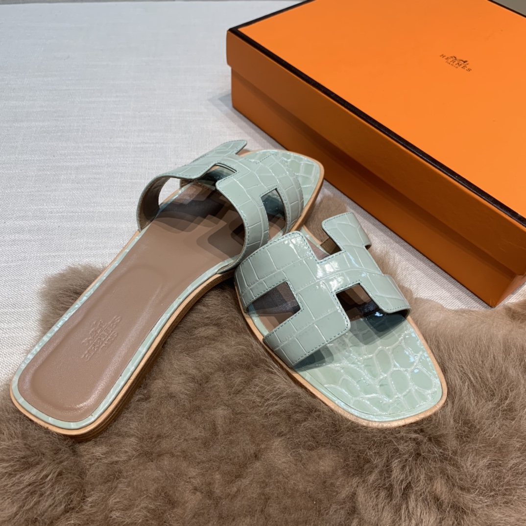 💰290 平底高跟都有☑ H拖2021新色来啦💕
全新改版（Hermès） 包装升级 版型做工材料升级
Hermes®🔴市场最高版本纯手工鞋✨✨          
顶级产品爱马仕拖鞋🐎          
——————————
2021早春新款原版购入， 师傅级纯手工打造 ！❥高端定制，行业最高版本 ❥鞋面：头层牛皮+订制级澳洲羊皮垫脚+真皮大底（追求顶级行走舒适度）🚦注意包装➰顶级专属盒 全套配齐（手提袋 布袋/2 丝巾 卡片等...）
原版品质 size：35-40（34.41.42定做不退换）