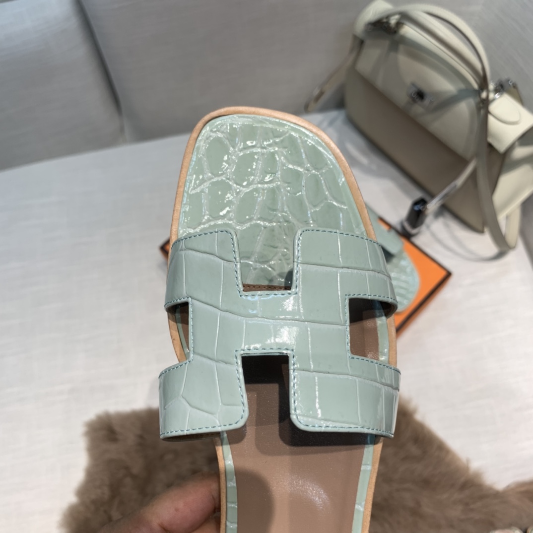 💰290 平底高跟都有☑ H拖2021新色来啦💕
全新改版（Hermès） 包装升级 版型做工材料升级
Hermes®🔴市场最高版本纯手工鞋✨✨          
顶级产品爱马仕拖鞋🐎          
——————————
2021早春新款原版购入， 师傅级纯手工打造 ！❥高端定制，行业最高版本 ❥鞋面：头层牛皮+订制级澳洲羊皮垫脚+真皮大底（追求顶级行走舒适度）🚦注意包装➰顶级专属盒 全套配齐（手提袋 布袋/2 丝巾 卡片等...）
原版品质 size：35-40（34.41.42定做不退换）