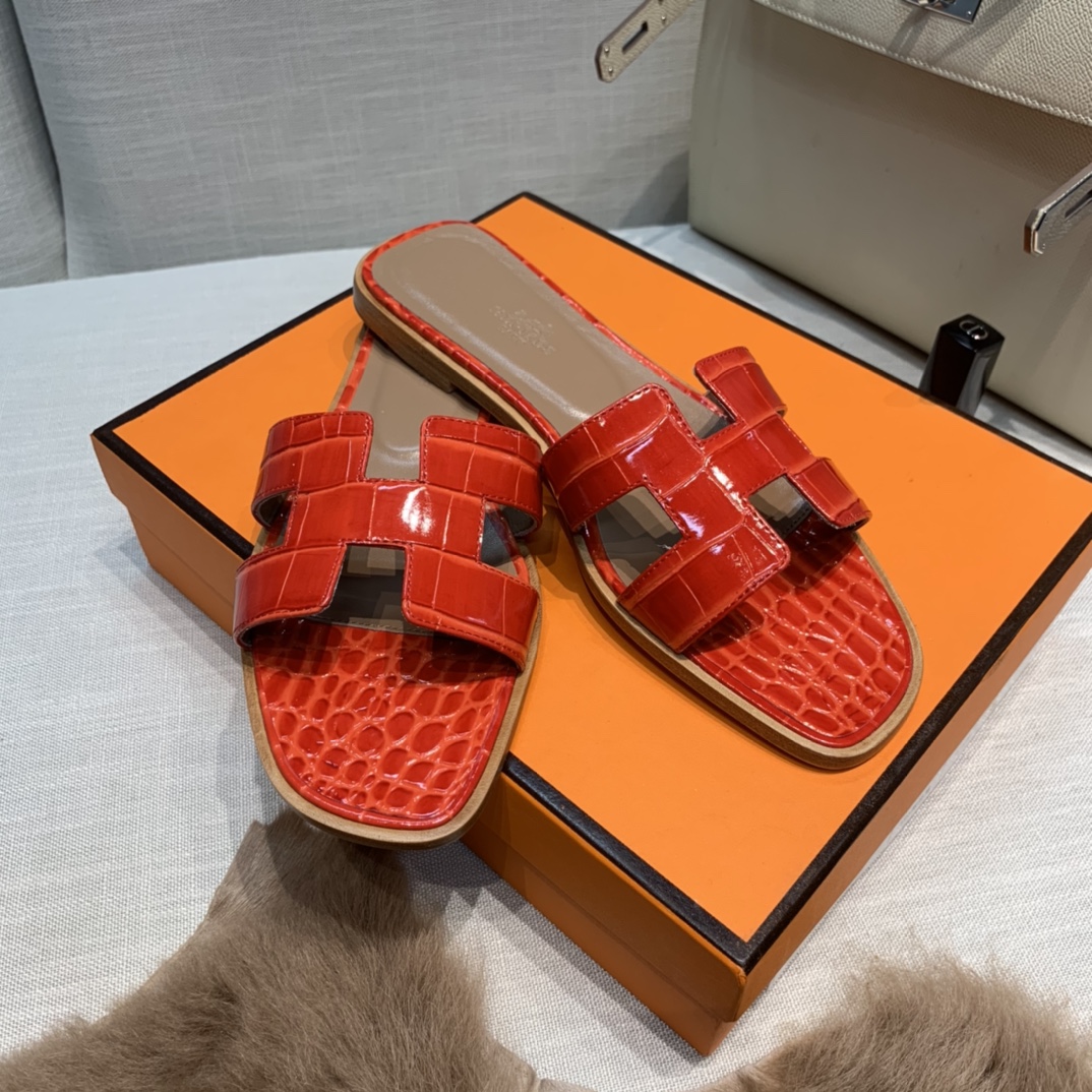 💰290 平底高跟都有☑ H拖2021新色来啦💕
全新改版（Hermès） 包装升级 版型做工材料升级
Hermes®🔴市场最高版本纯手工鞋✨✨          
顶级产品爱马仕拖鞋🐎          
——————————
2021早春新款原版购入， 师傅级纯手工打造 ！❥高端定制，行业最高版本 ❥鞋面：头层牛皮+订制级澳洲羊皮垫脚+真皮大底（追求顶级行走舒适度）🚦注意包装➰顶级专属盒 全套配齐（手提袋 布袋/2 丝巾 卡片等...）
原版品质 size：35-40（34.41.42定做不退换）