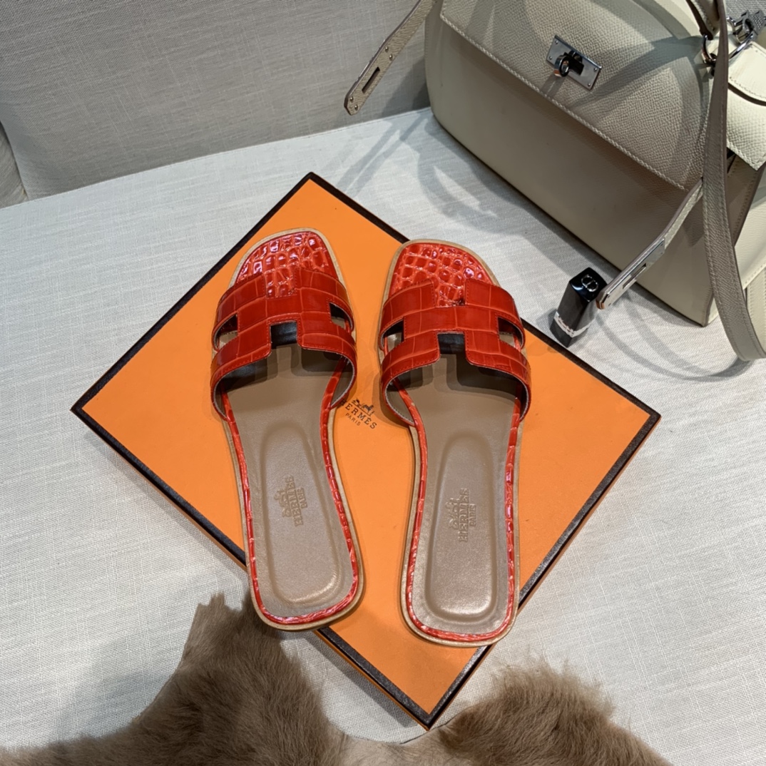 💰290 平底高跟都有☑ H拖2021新色来啦💕
全新改版（Hermès） 包装升级 版型做工材料升级
Hermes®🔴市场最高版本纯手工鞋✨✨          
顶级产品爱马仕拖鞋🐎          
——————————
2021早春新款原版购入， 师傅级纯手工打造 ！❥高端定制，行业最高版本 ❥鞋面：头层牛皮+订制级澳洲羊皮垫脚+真皮大底（追求顶级行走舒适度）🚦注意包装➰顶级专属盒 全套配齐（手提袋 布袋/2 丝巾 卡片等...）
原版品质 size：35-40（34.41.42定做不退换）