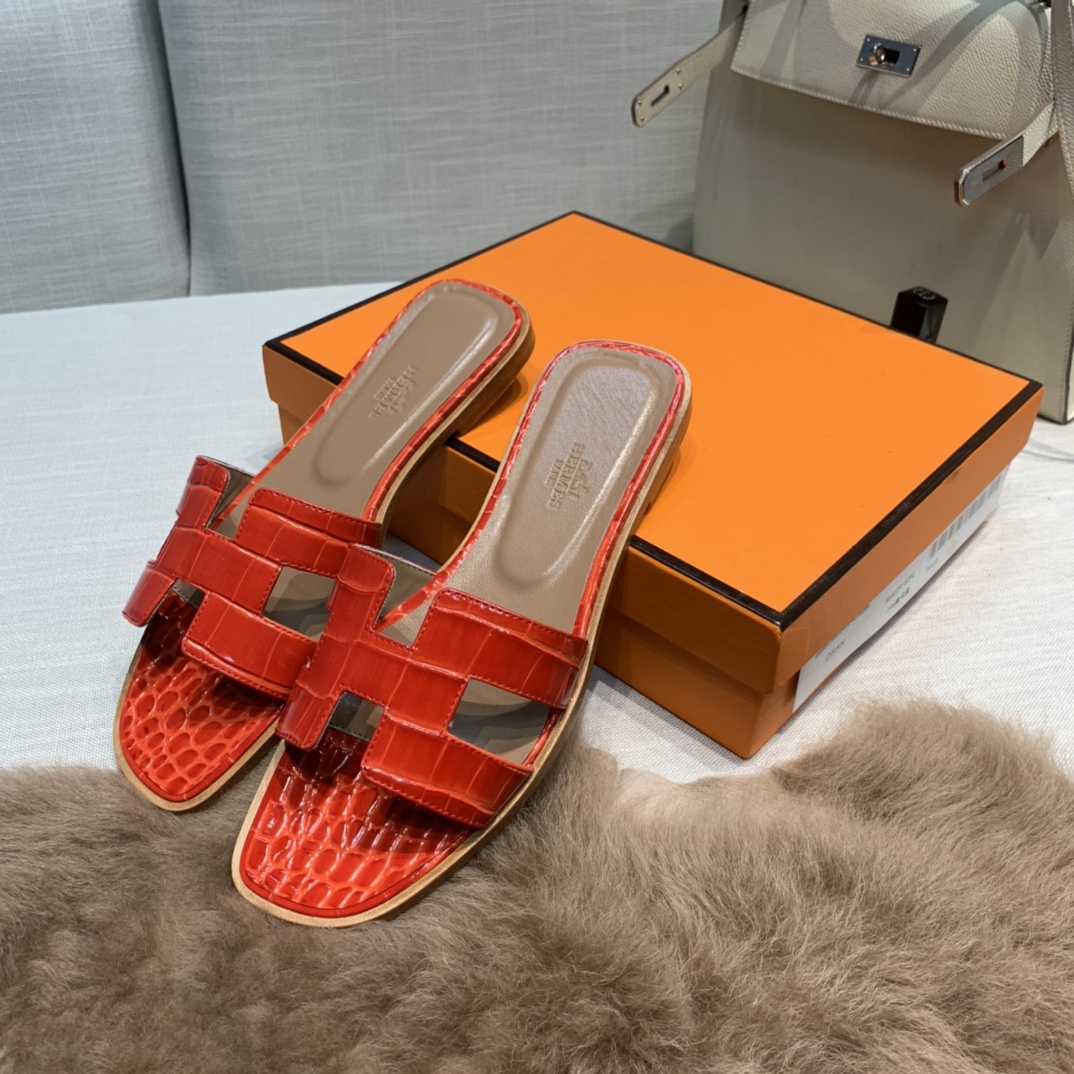 💰290 平底高跟都有☑ H拖2021新色来啦💕
全新改版（Hermès） 包装升级 版型做工材料升级
Hermes®🔴市场最高版本纯手工鞋✨✨          
顶级产品爱马仕拖鞋🐎          
——————————
2021早春新款原版购入， 师傅级纯手工打造 ！❥高端定制，行业最高版本 ❥鞋面：头层牛皮+订制级澳洲羊皮垫脚+真皮大底（追求顶级行走舒适度）🚦注意包装➰顶级专属盒 全套配齐（手提袋 布袋/2 丝巾 卡片等...）
原版品质 size：35-40（34.41.42定做不退换）
