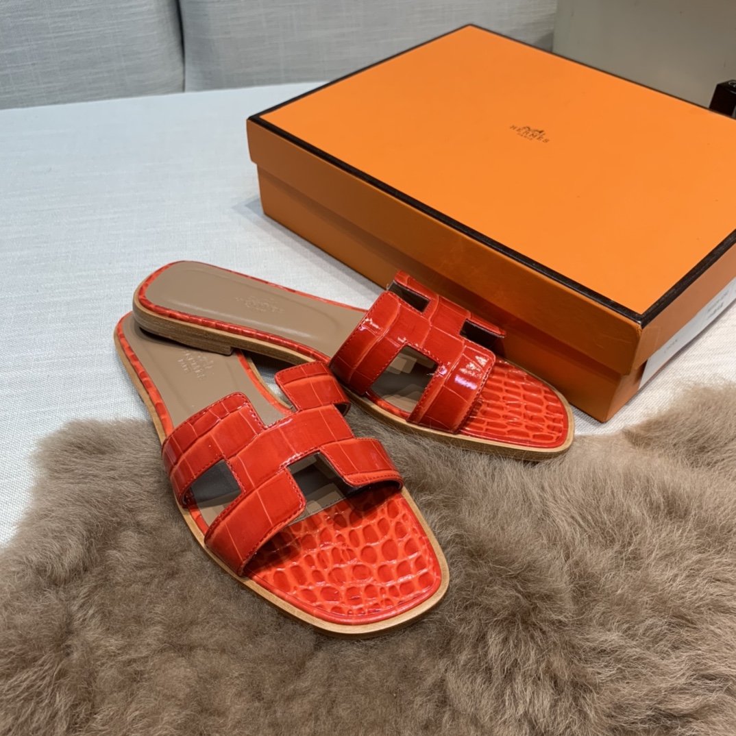 💰290 平底高跟都有☑ H拖2021新色来啦💕
全新改版（Hermès） 包装升级 版型做工材料升级
Hermes®🔴市场最高版本纯手工鞋✨✨          
顶级产品爱马仕拖鞋🐎          
——————————
2021早春新款原版购入， 师傅级纯手工打造 ！❥高端定制，行业最高版本 ❥鞋面：头层牛皮+订制级澳洲羊皮垫脚+真皮大底（追求顶级行走舒适度）🚦注意包装➰顶级专属盒 全套配齐（手提袋 布袋/2 丝巾 卡片等...）
原版品质 size：35-40（34.41.42定做不退换）