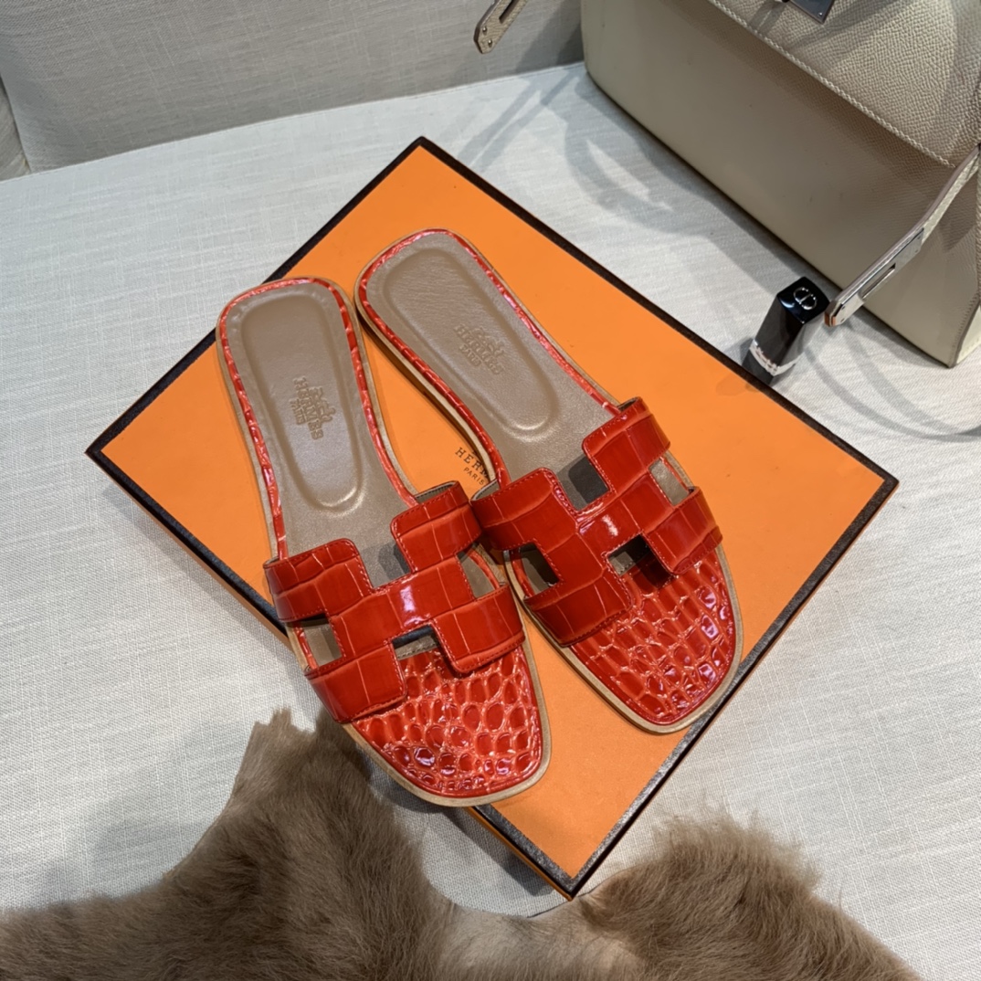 💰290 平底高跟都有☑ H拖2021新色来啦💕
全新改版（Hermès） 包装升级 版型做工材料升级
Hermes®🔴市场最高版本纯手工鞋✨✨          
顶级产品爱马仕拖鞋🐎          
——————————
2021早春新款原版购入， 师傅级纯手工打造 ！❥高端定制，行业最高版本 ❥鞋面：头层牛皮+订制级澳洲羊皮垫脚+真皮大底（追求顶级行走舒适度）🚦注意包装➰顶级专属盒 全套配齐（手提袋 布袋/2 丝巾 卡片等...）
原版品质 size：35-40（34.41.42定做不退换）