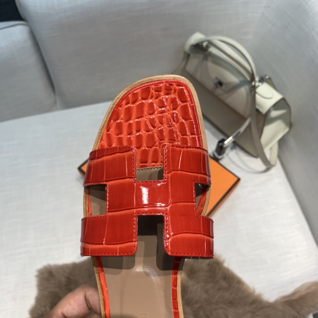 💰290 平底高跟都有☑ H拖2021新色来啦💕
全新改版（Hermès） 包装升级 版型做工材料升级
Hermes®🔴市场最高版本纯手工鞋✨✨          
顶级产品爱马仕拖鞋🐎          
——————————
2021早春新款原版购入， 师傅级纯手工打造 ！❥高端定制，行业最高版本 ❥鞋面：头层牛皮+订制级澳洲羊皮垫脚+真皮大底（追求顶级行走舒适度）🚦注意包装➰顶级专属盒 全套配齐（手提袋 布袋/2 丝巾 卡片等...）
原版品质 size：35-40（34.41.42定做不退换）