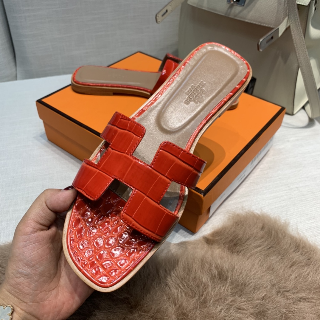 💰290 平底高跟都有☑ H拖2021新色来啦💕
全新改版（Hermès） 包装升级 版型做工材料升级
Hermes®🔴市场最高版本纯手工鞋✨✨          
顶级产品爱马仕拖鞋🐎          
——————————
2021早春新款原版购入， 师傅级纯手工打造 ！❥高端定制，行业最高版本 ❥鞋面：头层牛皮+订制级澳洲羊皮垫脚+真皮大底（追求顶级行走舒适度）🚦注意包装➰顶级专属盒 全套配齐（手提袋 布袋/2 丝巾 卡片等...）
原版品质 size：35-40（34.41.42定做不退换）