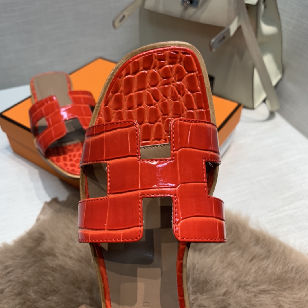 💰290 平底高跟都有☑ H拖2021新色来啦💕
全新改版（Hermès） 包装升级 版型做工材料升级
Hermes®🔴市场最高版本纯手工鞋✨✨          
顶级产品爱马仕拖鞋🐎          
——————————
2021早春新款原版购入， 师傅级纯手工打造 ！❥高端定制，行业最高版本 ❥鞋面：头层牛皮+订制级澳洲羊皮垫脚+真皮大底（追求顶级行走舒适度）🚦注意包装➰顶级专属盒 全套配齐（手提袋 布袋/2 丝巾 卡片等...）
原版品质 size：35-40（34.41.42定做不退换）