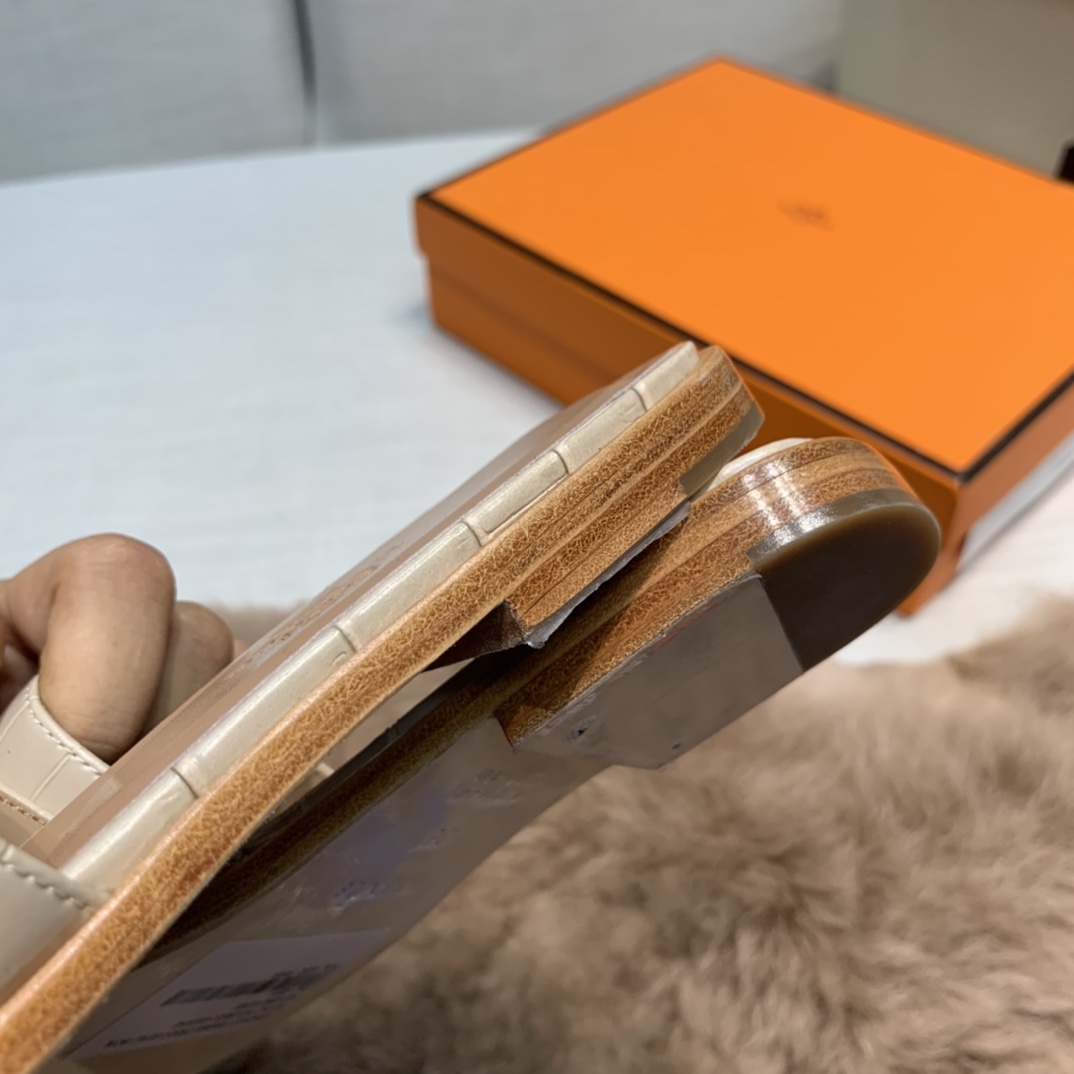💰290 平底高跟都有☑ H拖2021新色来啦💕
全新改版（Hermès） 包装升级 版型做工材料升级
Hermes®🔴市场最高版本纯手工鞋✨✨          
顶级产品爱马仕拖鞋🐎          
——————————
2021早春新款原版购入， 师傅级纯手工打造 ！❥高端定制，行业最高版本 ❥鞋面：头层牛皮+订制级澳洲羊皮垫脚+真皮大底（追求顶级行走舒适度）🚦注意包装➰顶级专属盒 全套配齐（手提袋 布袋/2 丝巾 卡片等...）
原版品质 size：35-40（34.41.42定做不退换）