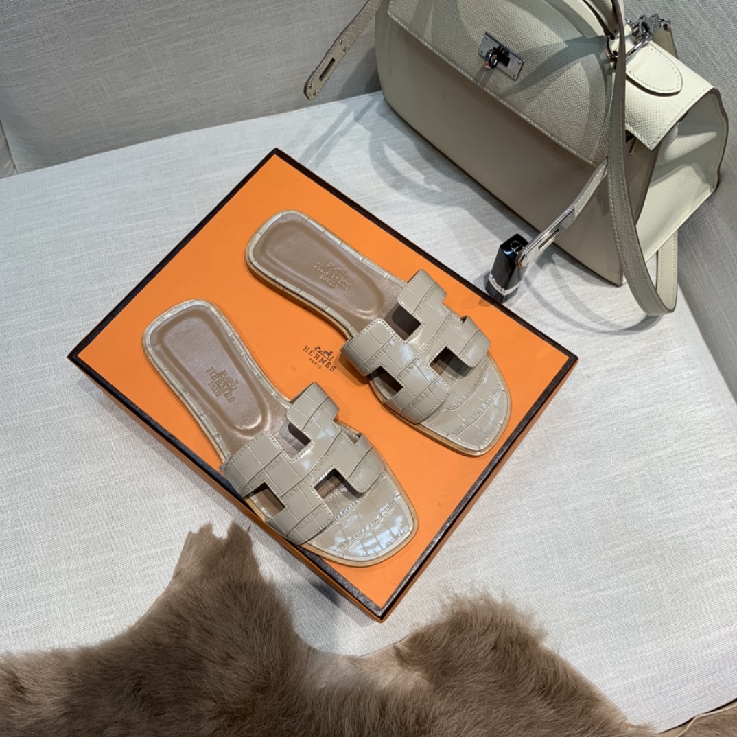 💰290 平底高跟都有☑ H拖2021新色来啦💕
全新改版（Hermès） 包装升级 版型做工材料升级
Hermes®🔴市场最高版本纯手工鞋✨✨          
顶级产品爱马仕拖鞋🐎          
——————————
2021早春新款原版购入， 师傅级纯手工打造 ！❥高端定制，行业最高版本 ❥鞋面：头层牛皮+订制级澳洲羊皮垫脚+真皮大底（追求顶级行走舒适度）🚦注意包装➰顶级专属盒 全套配齐（手提袋 布袋/2 丝巾 卡片等...）
原版品质 size：35-40（34.41.42定做不退换）