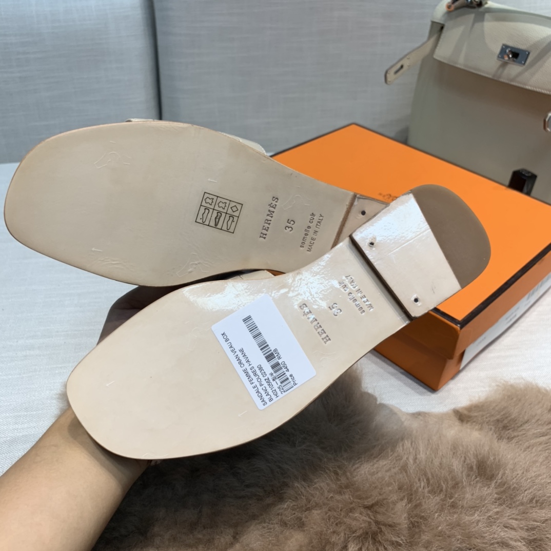 💰290 平底高跟都有☑ H拖2021新色来啦💕
全新改版（Hermès） 包装升级 版型做工材料升级
Hermes®🔴市场最高版本纯手工鞋✨✨          
顶级产品爱马仕拖鞋🐎          
——————————
2021早春新款原版购入， 师傅级纯手工打造 ！❥高端定制，行业最高版本 ❥鞋面：头层牛皮+订制级澳洲羊皮垫脚+真皮大底（追求顶级行走舒适度）🚦注意包装➰顶级专属盒 全套配齐（手提袋 布袋/2 丝巾 卡片等...）
原版品质 size：35-40（34.41.42定做不退换）