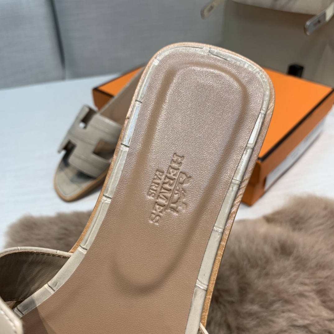 💰290 平底高跟都有☑ H拖2021新色来啦💕
全新改版（Hermès） 包装升级 版型做工材料升级
Hermes®🔴市场最高版本纯手工鞋✨✨          
顶级产品爱马仕拖鞋🐎          
——————————
2021早春新款原版购入， 师傅级纯手工打造 ！❥高端定制，行业最高版本 ❥鞋面：头层牛皮+订制级澳洲羊皮垫脚+真皮大底（追求顶级行走舒适度）🚦注意包装➰顶级专属盒 全套配齐（手提袋 布袋/2 丝巾 卡片等...）
原版品质 size：35-40（34.41.42定做不退换）