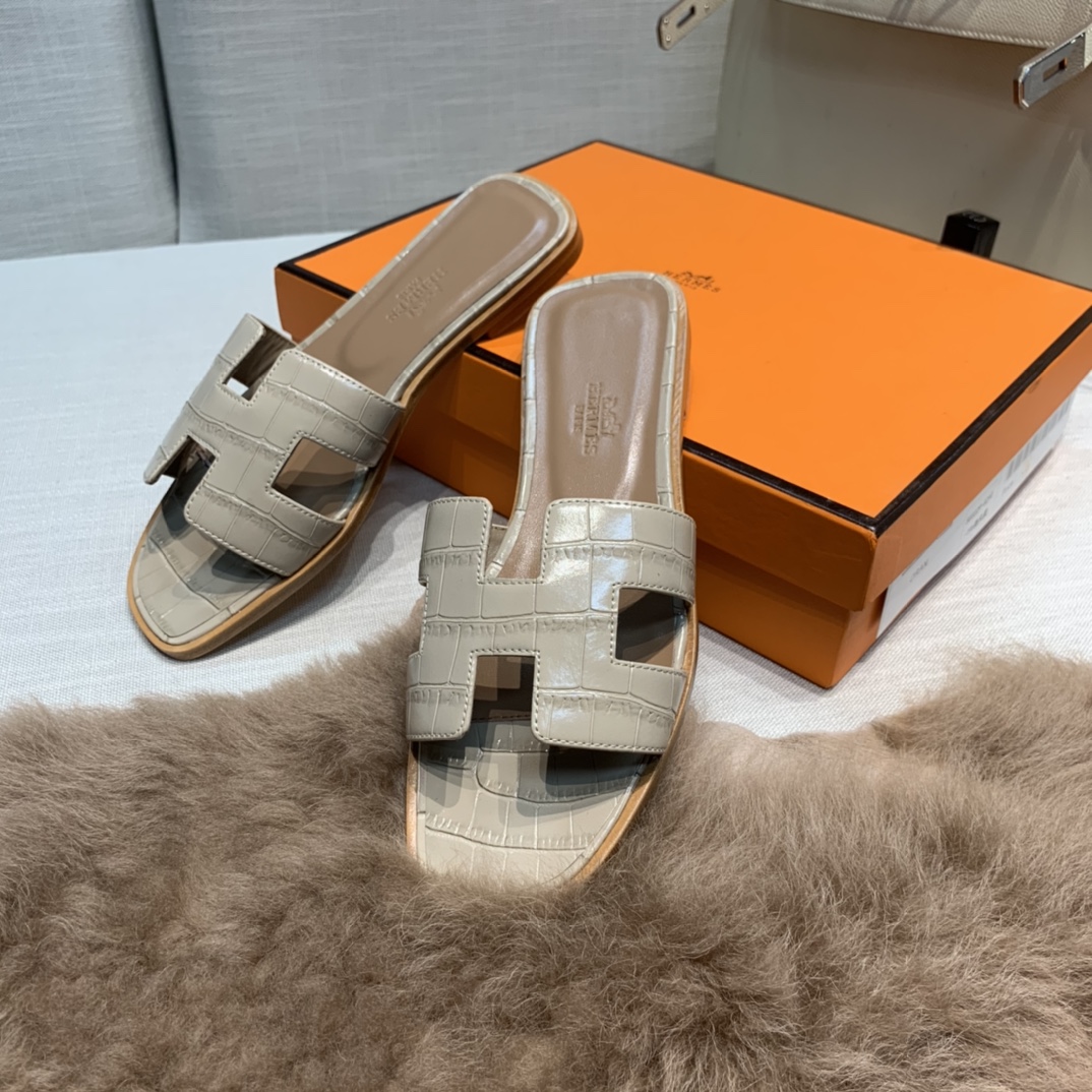 💰290 平底高跟都有☑ H拖2021新色来啦💕
全新改版（Hermès） 包装升级 版型做工材料升级
Hermes®🔴市场最高版本纯手工鞋✨✨          
顶级产品爱马仕拖鞋🐎          
——————————
2021早春新款原版购入， 师傅级纯手工打造 ！❥高端定制，行业最高版本 ❥鞋面：头层牛皮+订制级澳洲羊皮垫脚+真皮大底（追求顶级行走舒适度）🚦注意包装➰顶级专属盒 全套配齐（手提袋 布袋/2 丝巾 卡片等...）
原版品质 size：35-40（34.41.42定做不退换）