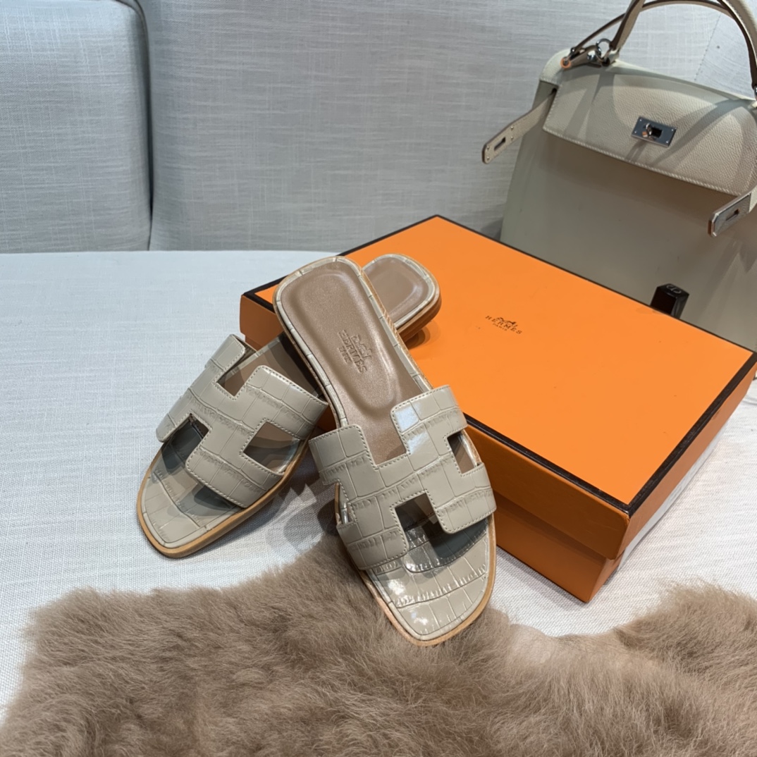 💰290 平底高跟都有☑ H拖2021新色来啦💕
全新改版（Hermès） 包装升级 版型做工材料升级
Hermes®🔴市场最高版本纯手工鞋✨✨          
顶级产品爱马仕拖鞋🐎          
——————————
2021早春新款原版购入， 师傅级纯手工打造 ！❥高端定制，行业最高版本 ❥鞋面：头层牛皮+订制级澳洲羊皮垫脚+真皮大底（追求顶级行走舒适度）🚦注意包装➰顶级专属盒 全套配齐（手提袋 布袋/2 丝巾 卡片等...）
原版品质 size：35-40（34.41.42定做不退换）
