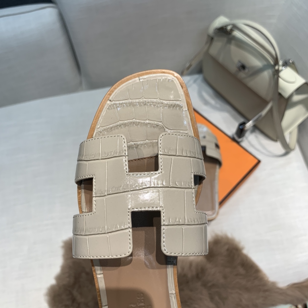 💰290 平底高跟都有☑ H拖2021新色来啦💕
全新改版（Hermès） 包装升级 版型做工材料升级
Hermes®🔴市场最高版本纯手工鞋✨✨          
顶级产品爱马仕拖鞋🐎          
——————————
2021早春新款原版购入， 师傅级纯手工打造 ！❥高端定制，行业最高版本 ❥鞋面：头层牛皮+订制级澳洲羊皮垫脚+真皮大底（追求顶级行走舒适度）🚦注意包装➰顶级专属盒 全套配齐（手提袋 布袋/2 丝巾 卡片等...）
原版品质 size：35-40（34.41.42定做不退换）