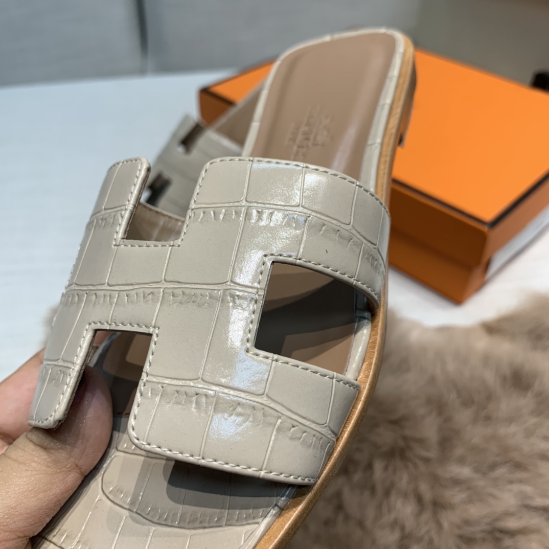 💰290 平底高跟都有☑ H拖2021新色来啦💕
全新改版（Hermès） 包装升级 版型做工材料升级
Hermes®🔴市场最高版本纯手工鞋✨✨          
顶级产品爱马仕拖鞋🐎          
——————————
2021早春新款原版购入， 师傅级纯手工打造 ！❥高端定制，行业最高版本 ❥鞋面：头层牛皮+订制级澳洲羊皮垫脚+真皮大底（追求顶级行走舒适度）🚦注意包装➰顶级专属盒 全套配齐（手提袋 布袋/2 丝巾 卡片等...）
原版品质 size：35-40（34.41.42定做不退换）