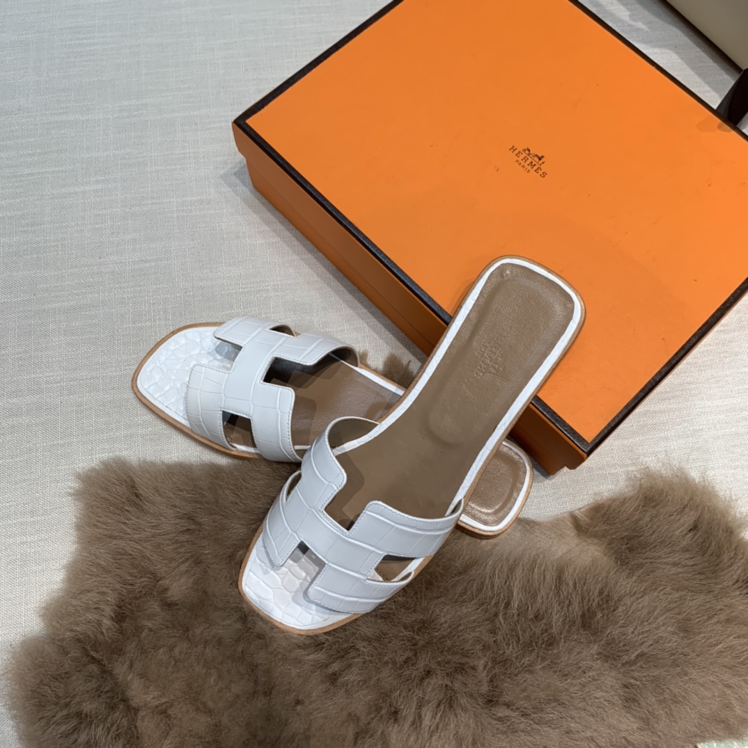 💰290 平底高跟都有☑ H拖2021新色来啦💕
全新改版（Hermès） 包装升级 版型做工材料升级
Hermes®🔴市场最高版本纯手工鞋✨✨          
顶级产品爱马仕拖鞋🐎          
——————————
2021早春新款原版购入， 师傅级纯手工打造 ！❥高端定制，行业最高版本 ❥鞋面：头层牛皮+订制级澳洲羊皮垫脚+真皮大底（追求顶级行走舒适度）🚦注意包装➰顶级专属盒 全套配齐（手提袋 布袋/2 丝巾 卡片等...）
原版品质 size：35-40（34.41.42定做不退换）