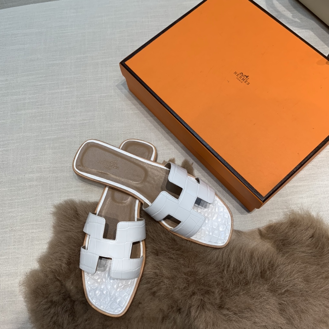 💰290 平底高跟都有☑ H拖2021新色来啦💕
全新改版（Hermès） 包装升级 版型做工材料升级
Hermes®🔴市场最高版本纯手工鞋✨✨          
顶级产品爱马仕拖鞋🐎          
——————————
2021早春新款原版购入， 师傅级纯手工打造 ！❥高端定制，行业最高版本 ❥鞋面：头层牛皮+订制级澳洲羊皮垫脚+真皮大底（追求顶级行走舒适度）🚦注意包装➰顶级专属盒 全套配齐（手提袋 布袋/2 丝巾 卡片等...）
原版品质 size：35-40（34.41.42定做不退换）
