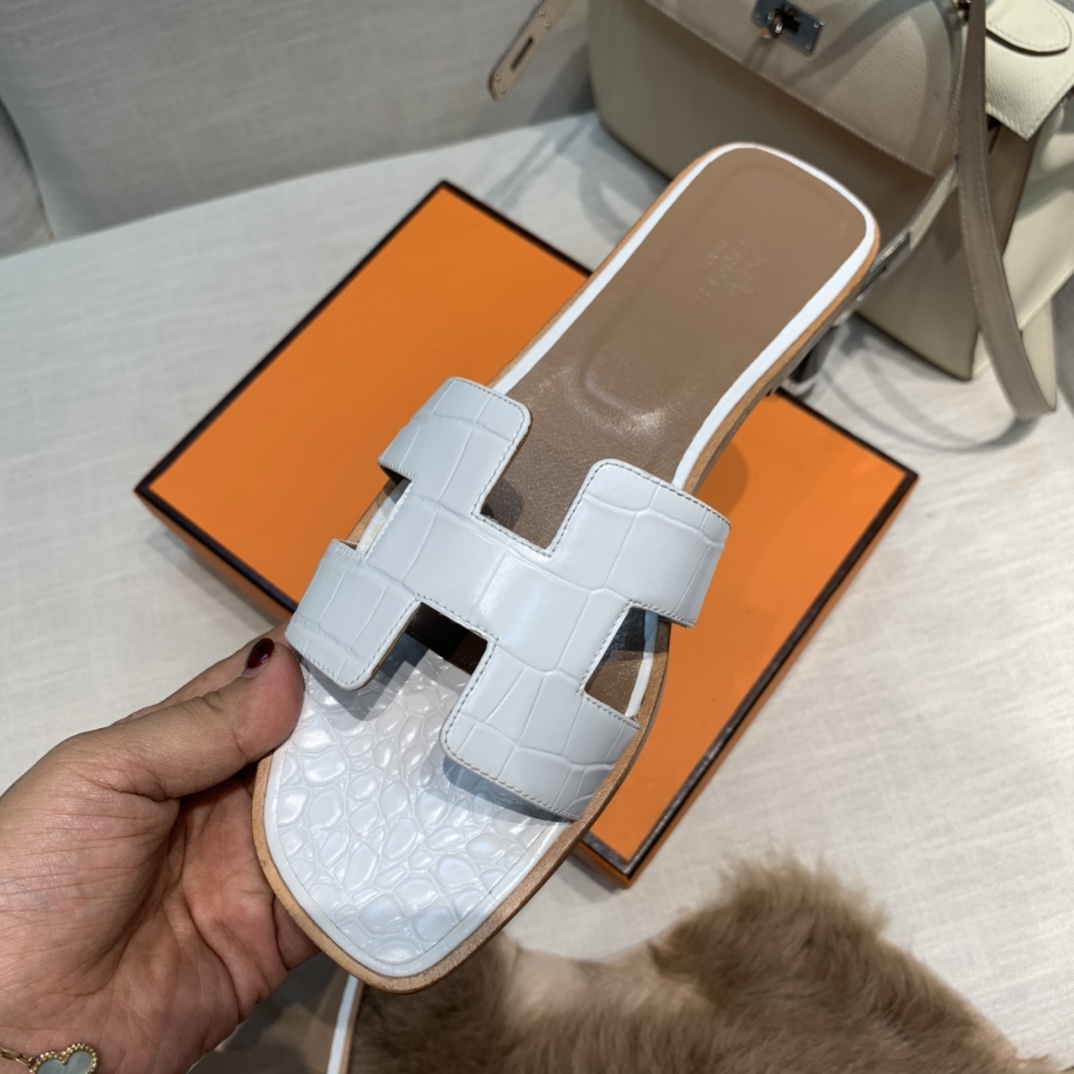 💰290 平底高跟都有☑ H拖2021新色来啦💕
全新改版（Hermès） 包装升级 版型做工材料升级
Hermes®🔴市场最高版本纯手工鞋✨✨          
顶级产品爱马仕拖鞋🐎          
——————————
2021早春新款原版购入， 师傅级纯手工打造 ！❥高端定制，行业最高版本 ❥鞋面：头层牛皮+订制级澳洲羊皮垫脚+真皮大底（追求顶级行走舒适度）🚦注意包装➰顶级专属盒 全套配齐（手提袋 布袋/2 丝巾 卡片等...）
原版品质 size：35-40（34.41.42定做不退换）