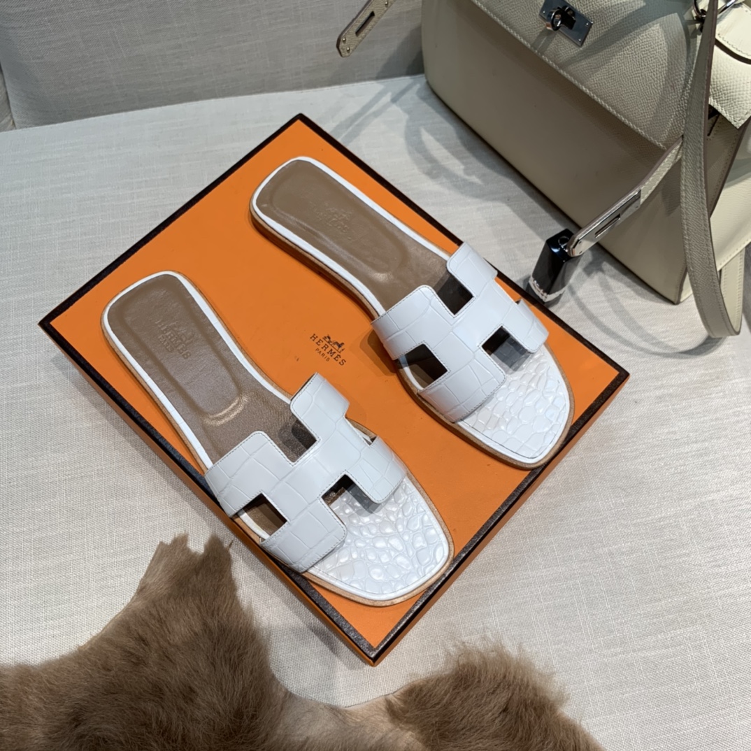 💰290 平底高跟都有☑ H拖2021新色来啦💕
全新改版（Hermès） 包装升级 版型做工材料升级
Hermes®🔴市场最高版本纯手工鞋✨✨          
顶级产品爱马仕拖鞋🐎          
——————————
2021早春新款原版购入， 师傅级纯手工打造 ！❥高端定制，行业最高版本 ❥鞋面：头层牛皮+订制级澳洲羊皮垫脚+真皮大底（追求顶级行走舒适度）🚦注意包装➰顶级专属盒 全套配齐（手提袋 布袋/2 丝巾 卡片等...）
原版品质 size：35-40（34.41.42定做不退换）