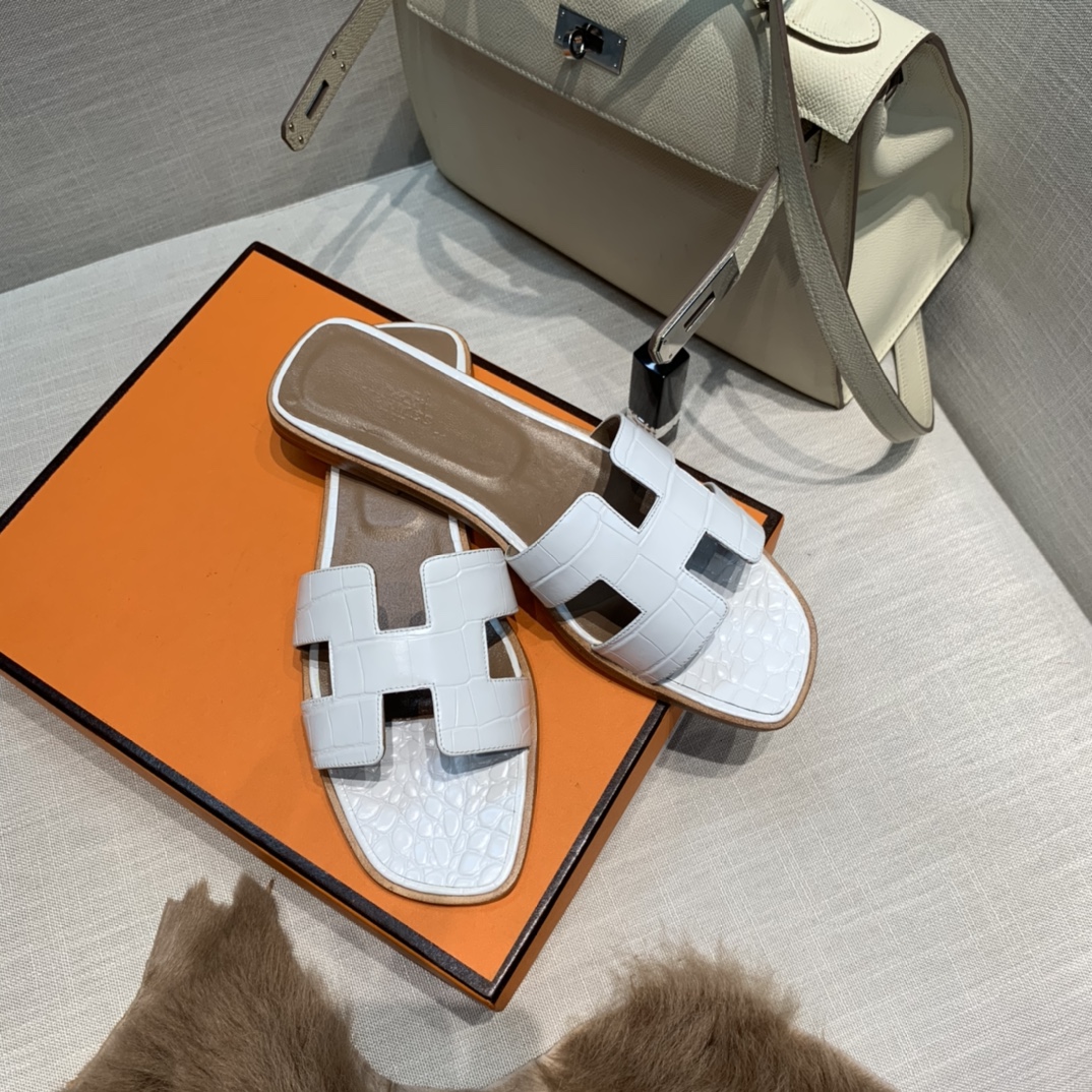 💰290 平底高跟都有☑ H拖2021新色来啦💕
全新改版（Hermès） 包装升级 版型做工材料升级
Hermes®🔴市场最高版本纯手工鞋✨✨          
顶级产品爱马仕拖鞋🐎          
——————————
2021早春新款原版购入， 师傅级纯手工打造 ！❥高端定制，行业最高版本 ❥鞋面：头层牛皮+订制级澳洲羊皮垫脚+真皮大底（追求顶级行走舒适度）🚦注意包装➰顶级专属盒 全套配齐（手提袋 布袋/2 丝巾 卡片等...）
原版品质 size：35-40（34.41.42定做不退换）