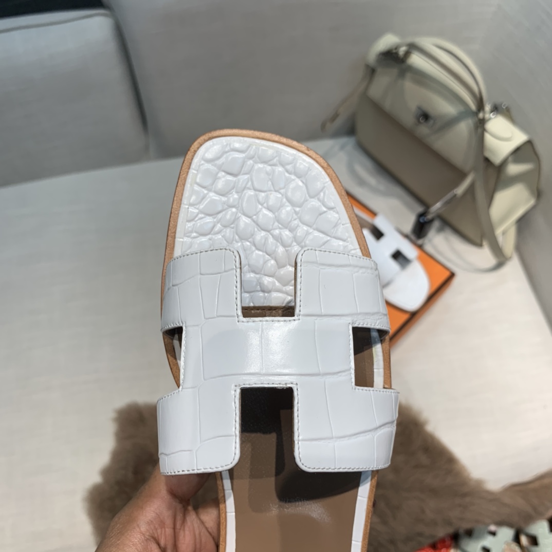 💰290 平底高跟都有☑ H拖2021新色来啦💕
全新改版（Hermès） 包装升级 版型做工材料升级
Hermes®🔴市场最高版本纯手工鞋✨✨          
顶级产品爱马仕拖鞋🐎          
——————————
2021早春新款原版购入， 师傅级纯手工打造 ！❥高端定制，行业最高版本 ❥鞋面：头层牛皮+订制级澳洲羊皮垫脚+真皮大底（追求顶级行走舒适度）🚦注意包装➰顶级专属盒 全套配齐（手提袋 布袋/2 丝巾 卡片等...）
原版品质 size：35-40（34.41.42定做不退换）
