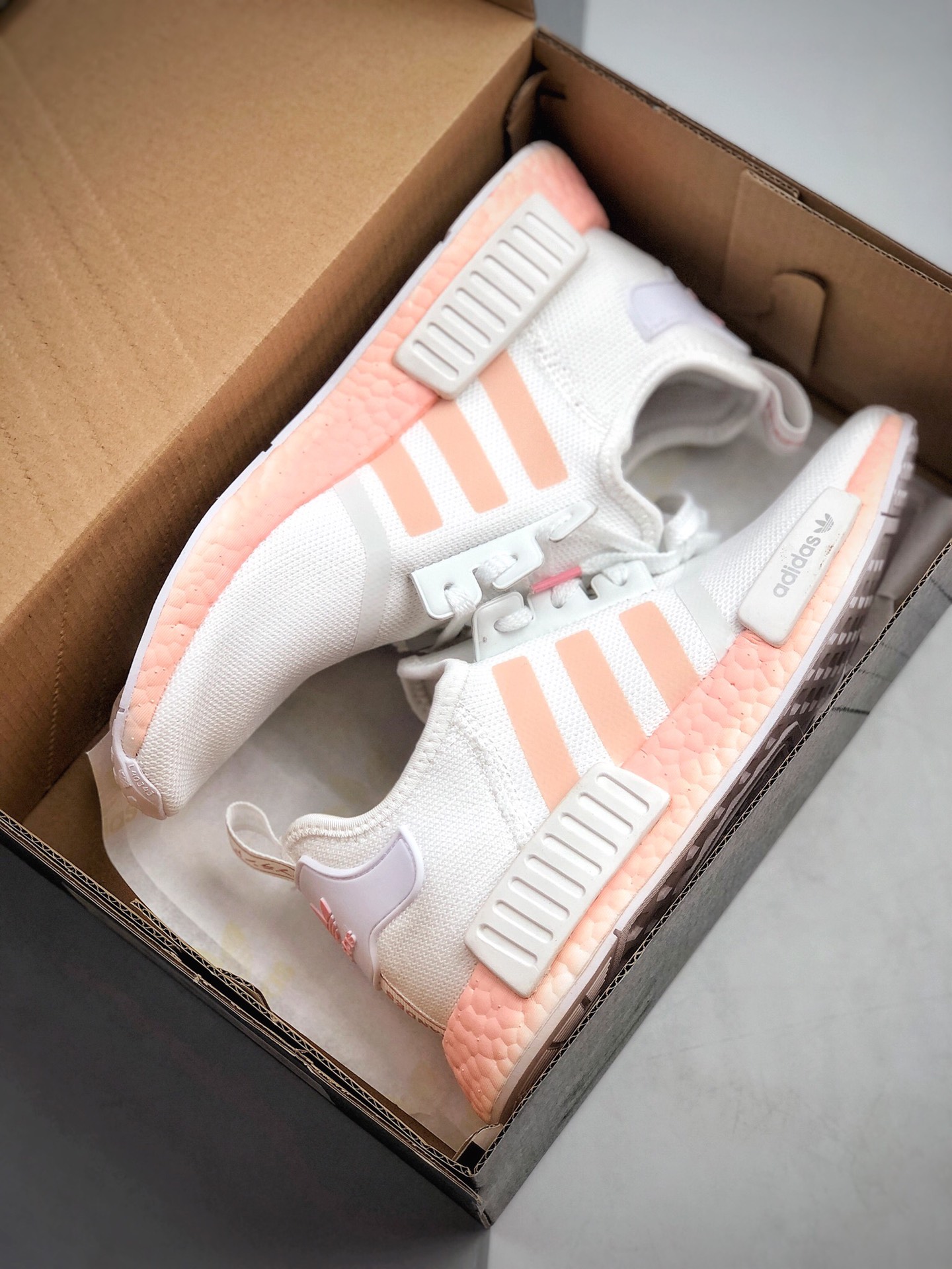 200 Adidas Boost NMD  R1 系列 弹力针鞋织面 原高装弹BOOST颗大粒底