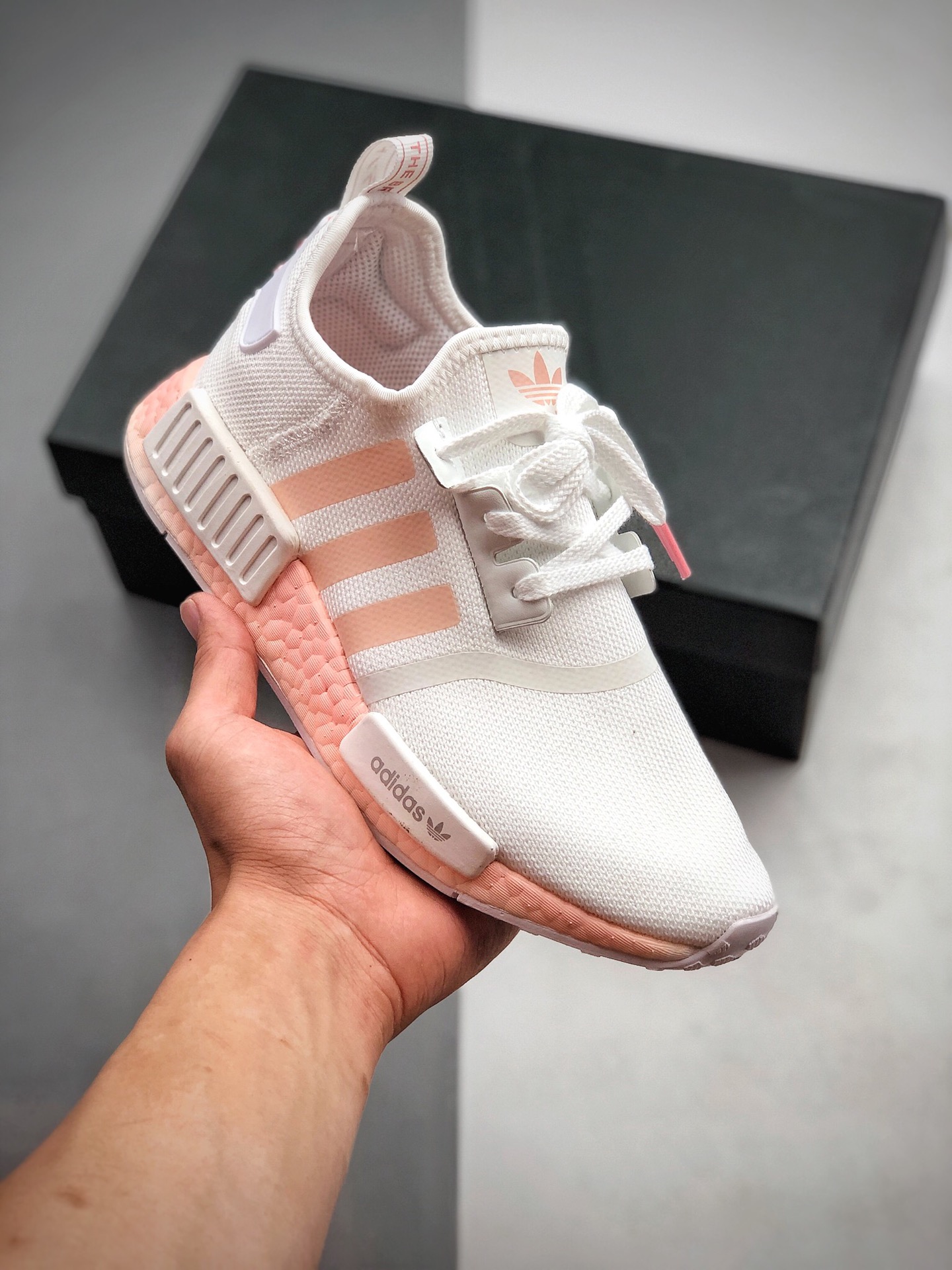 200 Adidas Boost NMD  R1 系列 弹力针鞋织面 原高装弹BOOST颗大粒底