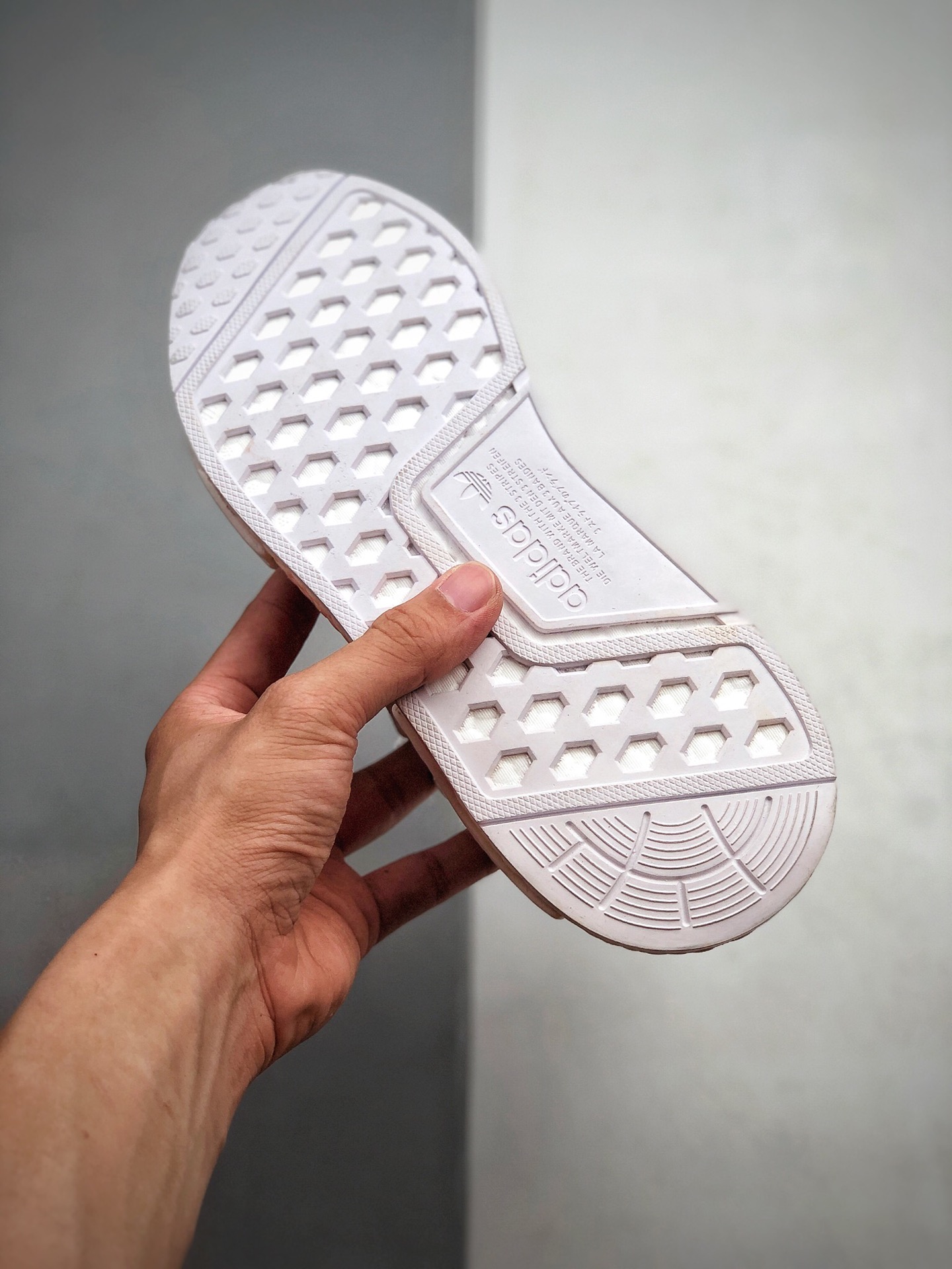 200 Adidas Boost NMD  R1 系列 弹力针鞋织面 原高装弹BOOST颗大粒底