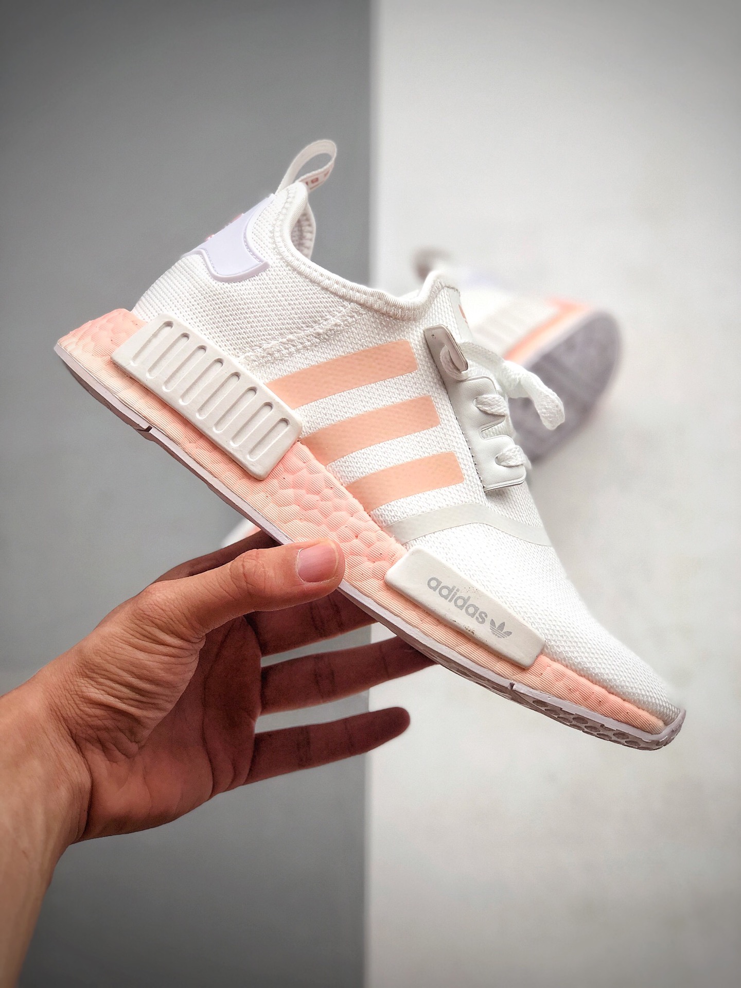 200 Adidas Boost NMD  R1 系列 弹力针鞋织面 原高装弹BOOST颗大粒底